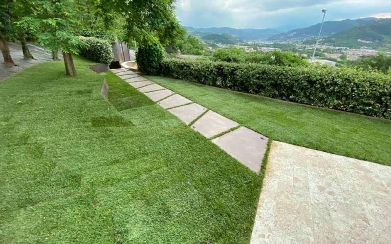 Vialetto in giardino con piastrelle effetto corten nell'erba