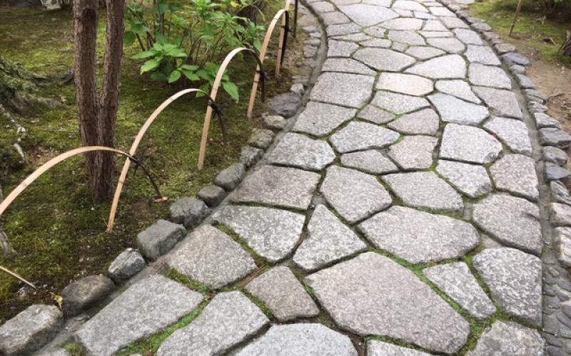 Pietre, muschio e sassi in un percorso su giardino giapponese