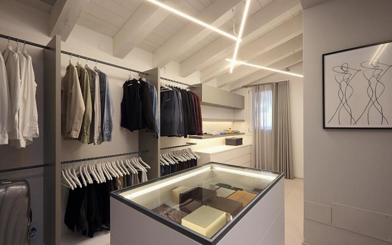 Large and modern walk-in wardrobe Vicenza