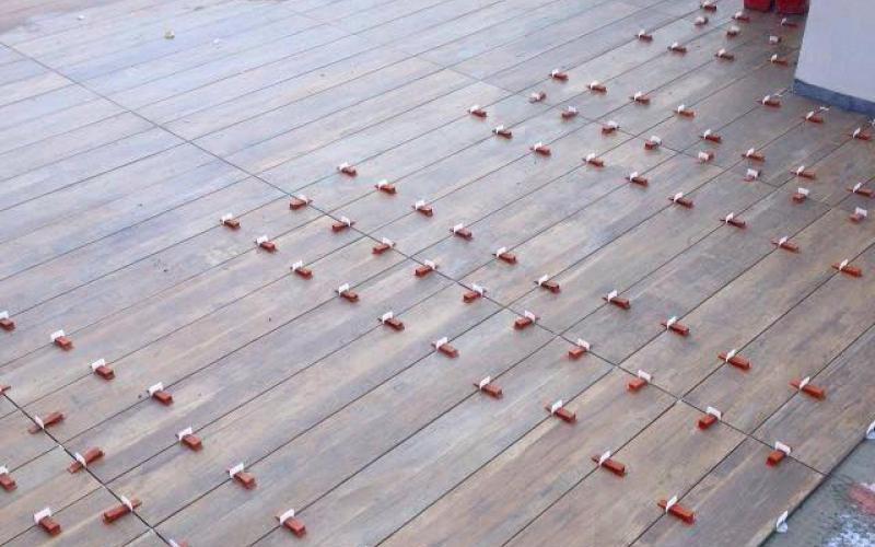 Foto Gres effetto legno su terrazzo a Verona