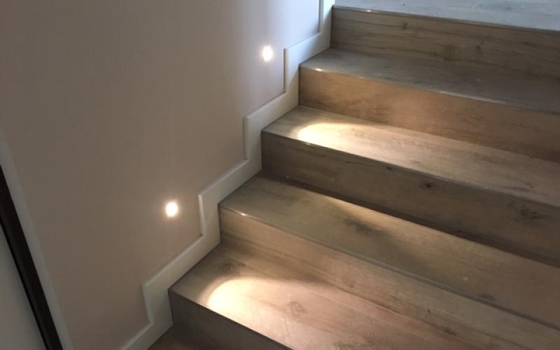 Wood-effect stoneware staircase, stoneware treads and risers