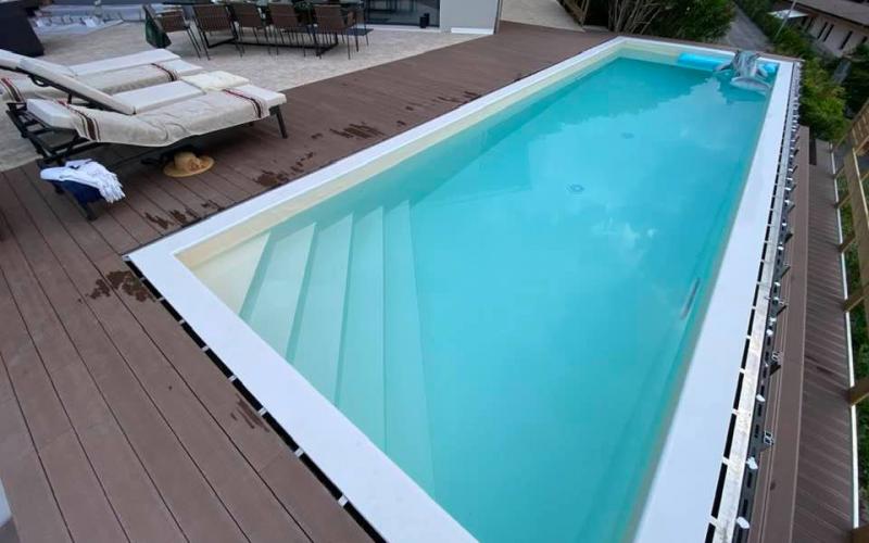 Pavimenti esterni contorno piscina in wpc effetto legno antiscivolo