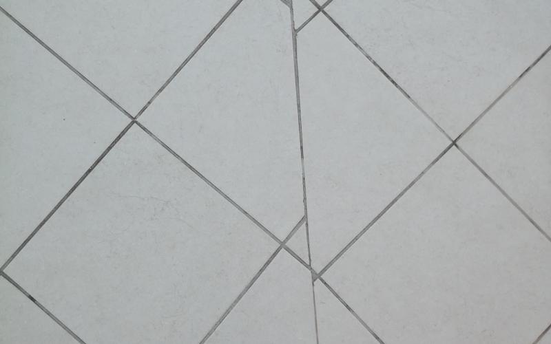Tiling with incorrect start of laying and unsightly jointing