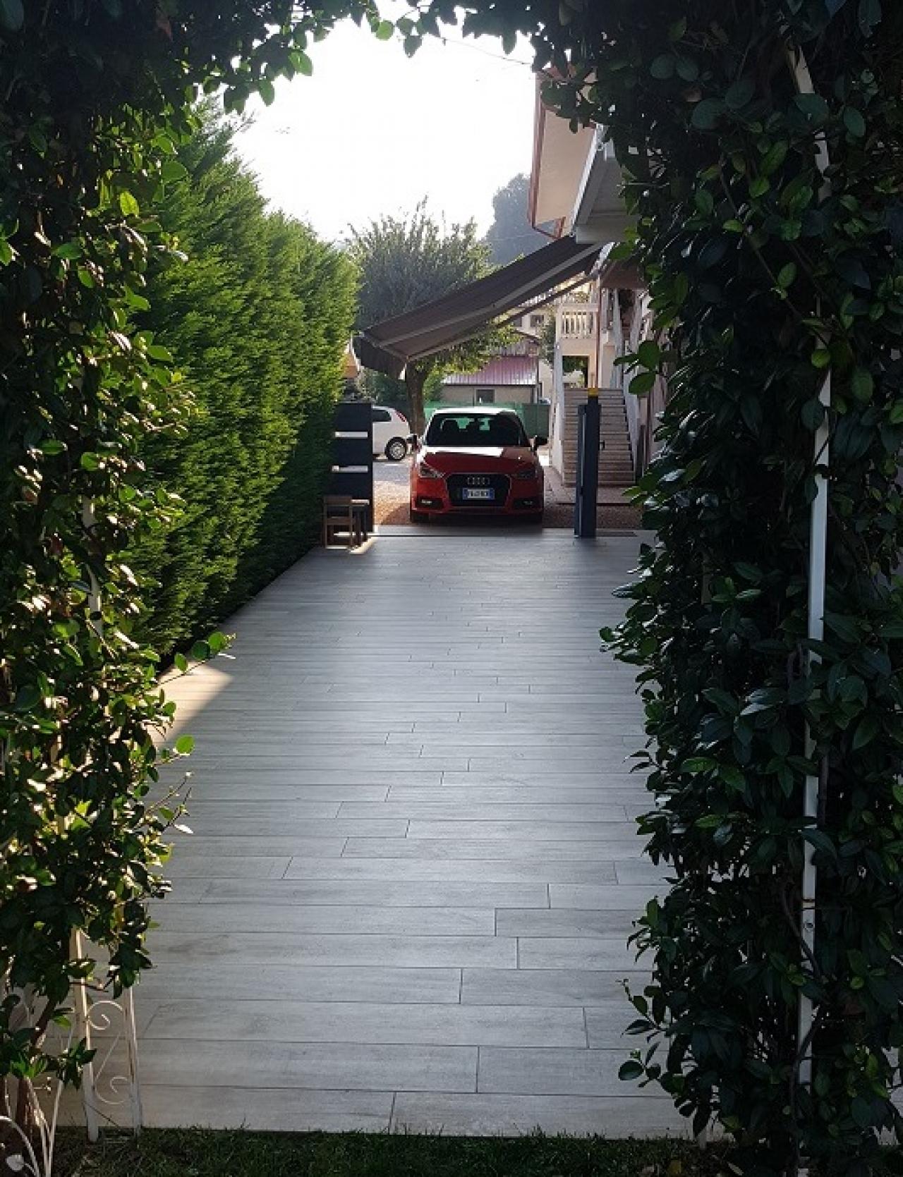 Pavimentazione esterna per garage e ingresso di una villa privata