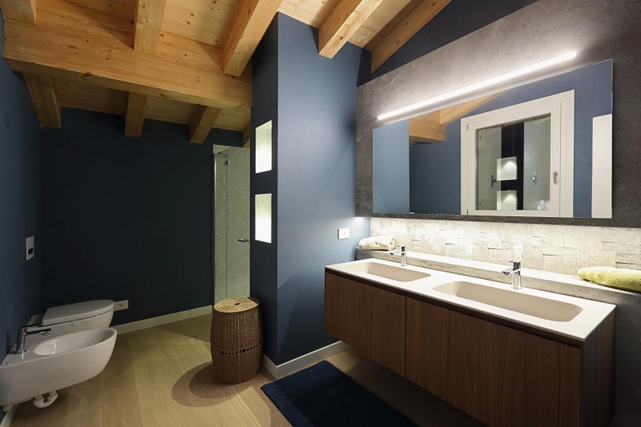Controluce LED specchio su misura illuminazione sala da bagno 