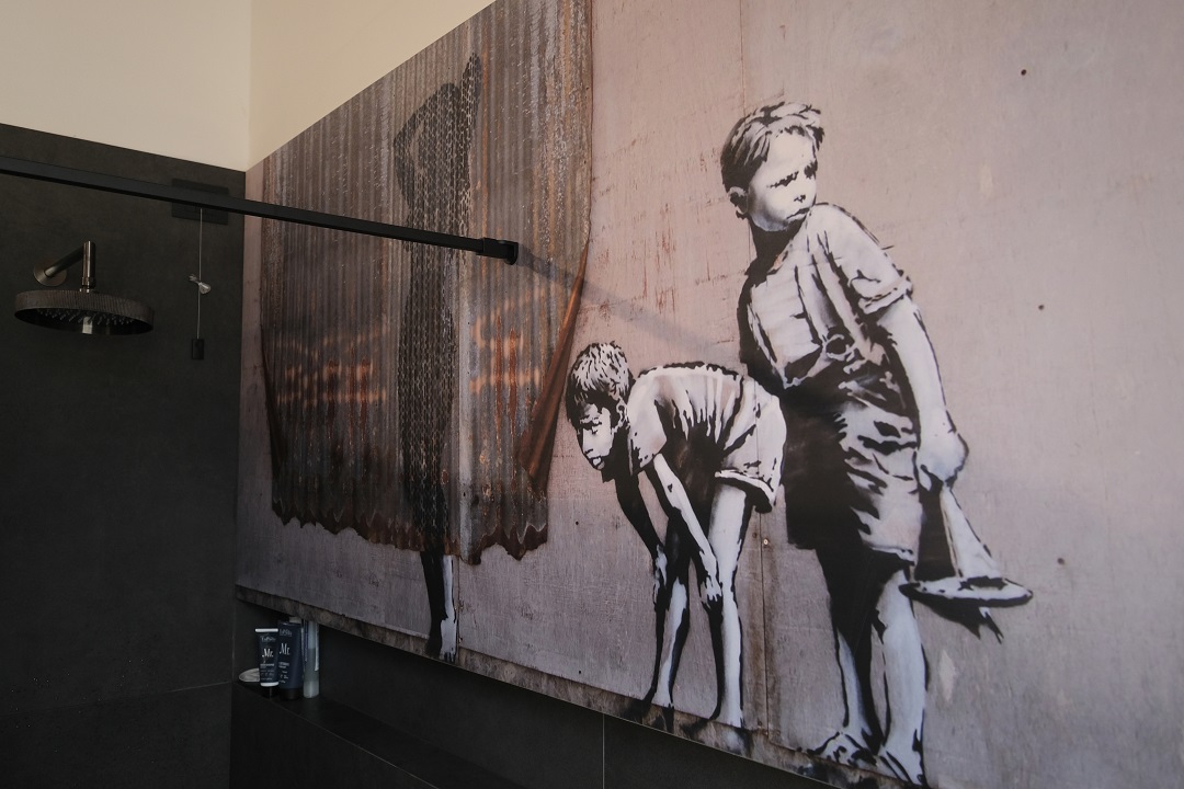grandi lastre decorate in doccia bagno