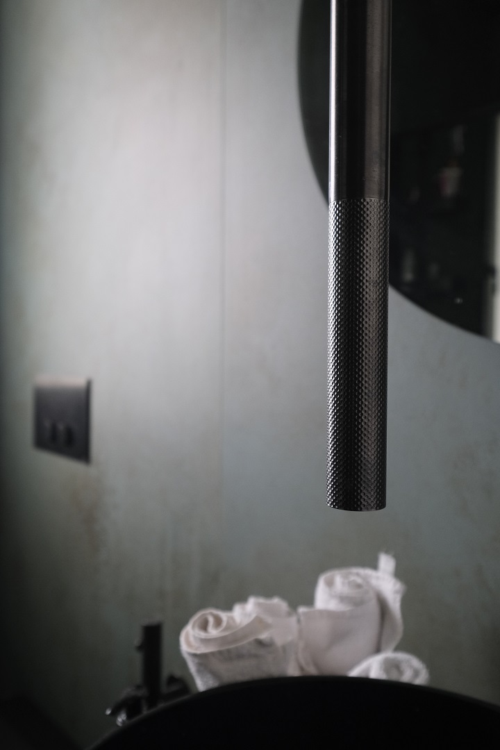 bagno ospiti arredamento nero