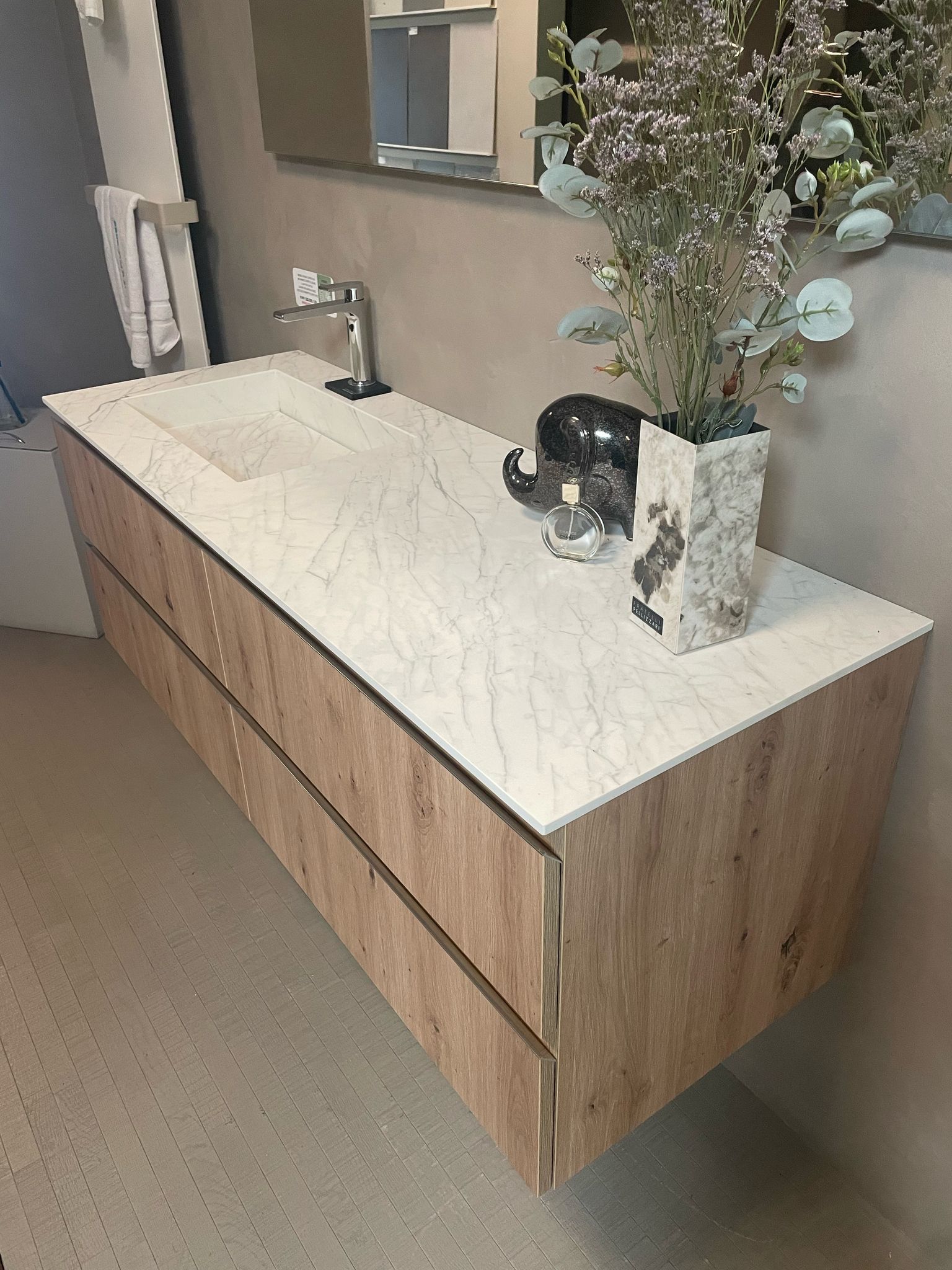 mobile bagno sospeso lavabo integrato prezzo outlet