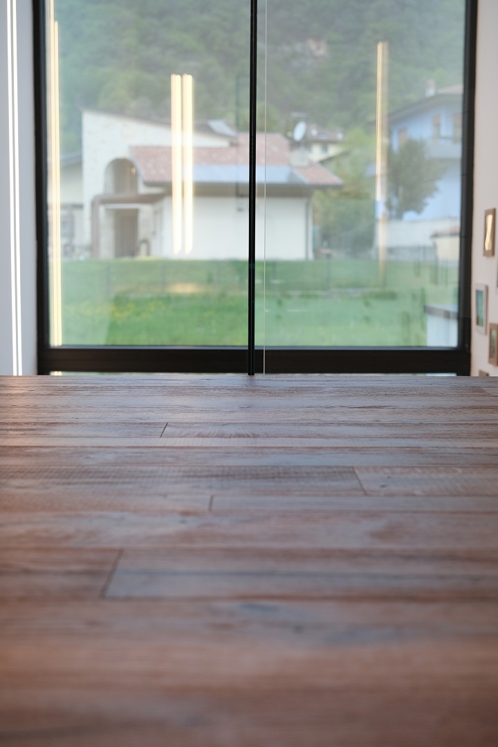 scala interna in legno di rovere scuro