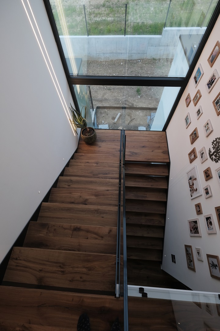 scala interna in legno di rovere scuro