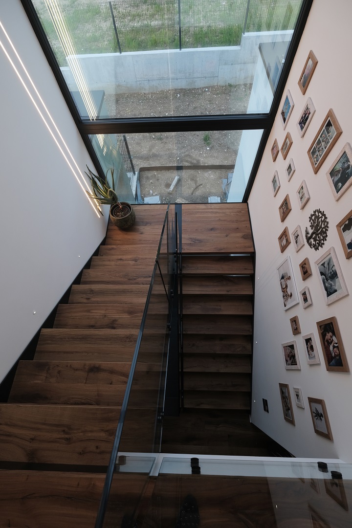 scala interna in legno di rovere scuro