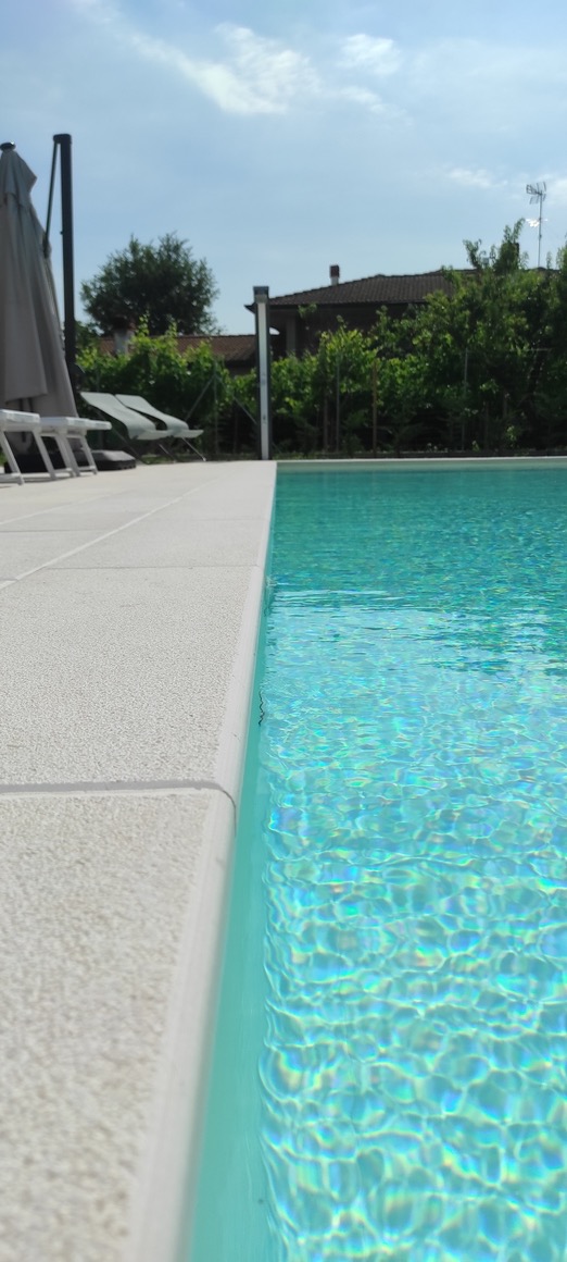 piastrelle bordo piscina