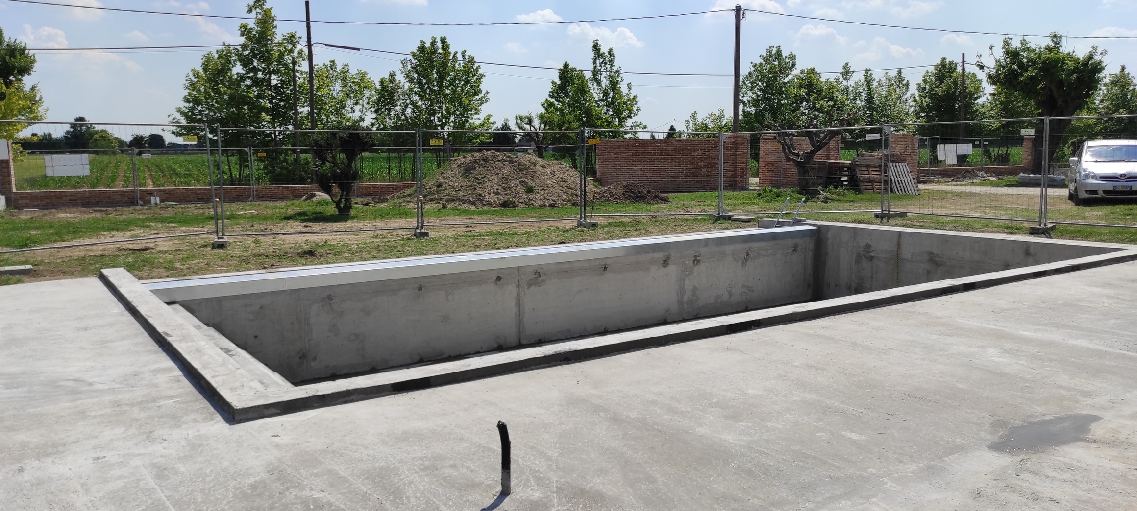 esterno piscina da pavimentare
