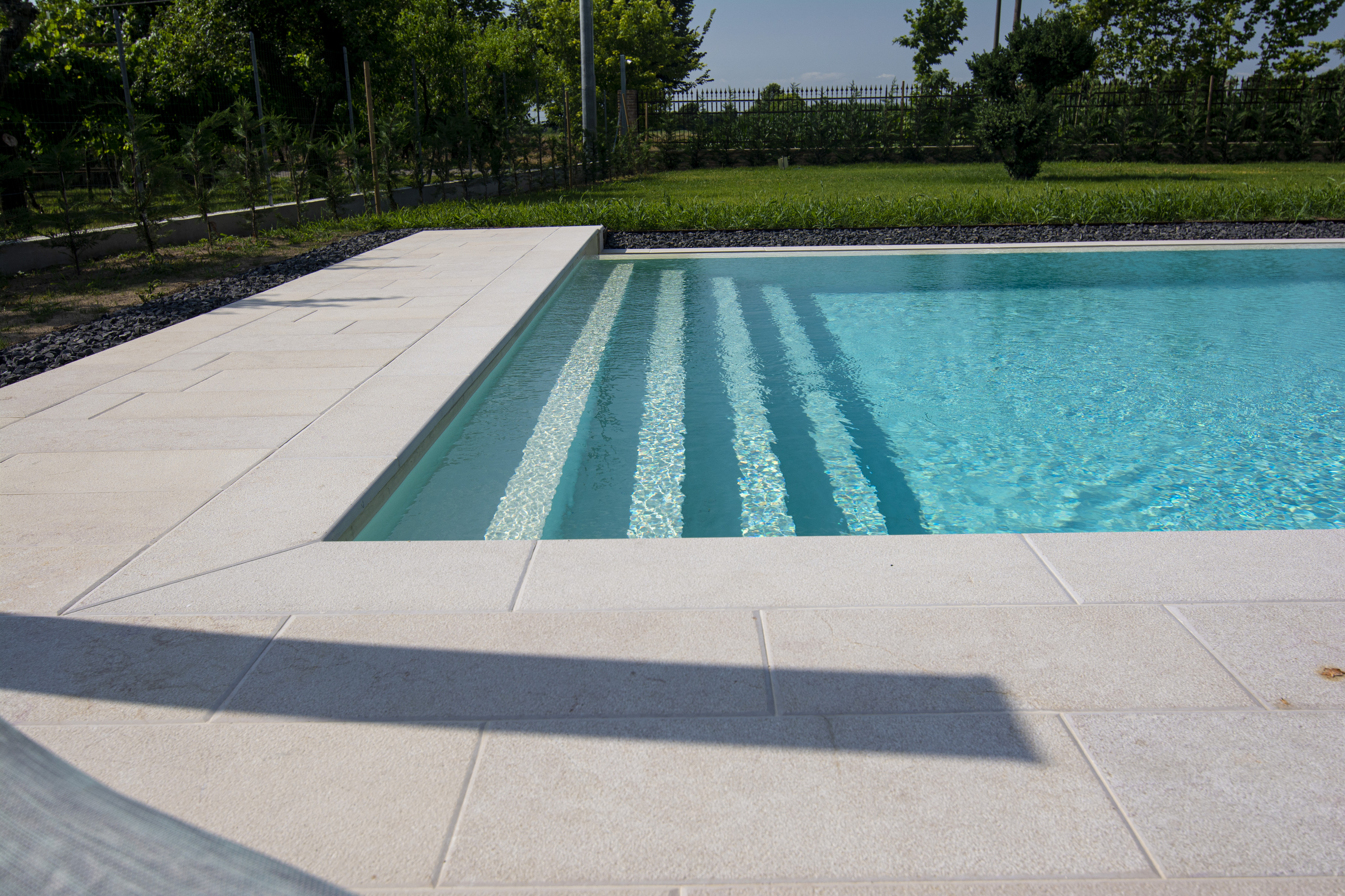 bordi piscina piastrelle gres
