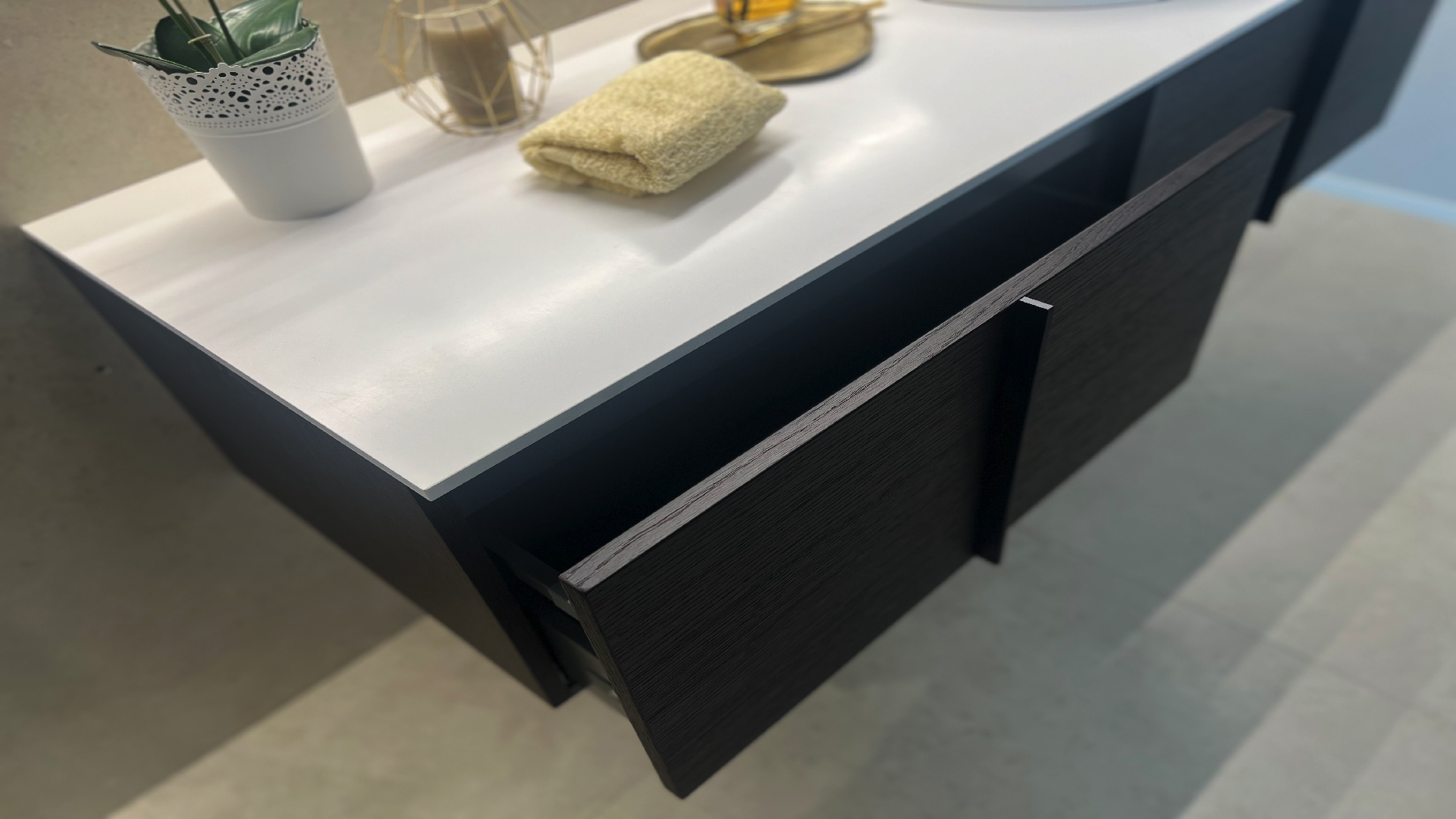 mobile bagno sospeso in legno scuro prezzi
