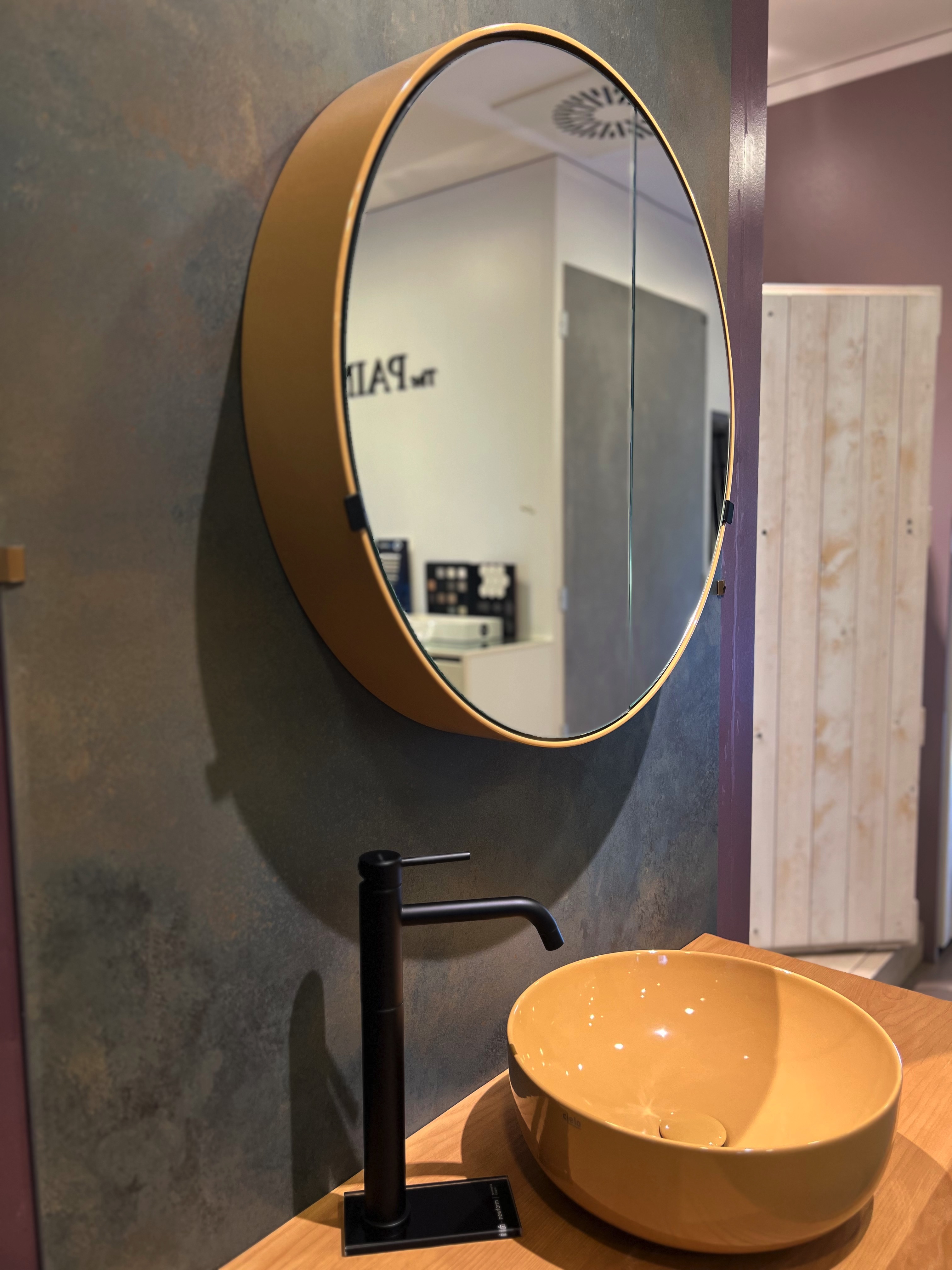 Arredo bagno, mensola legno con catino e specchio giallo