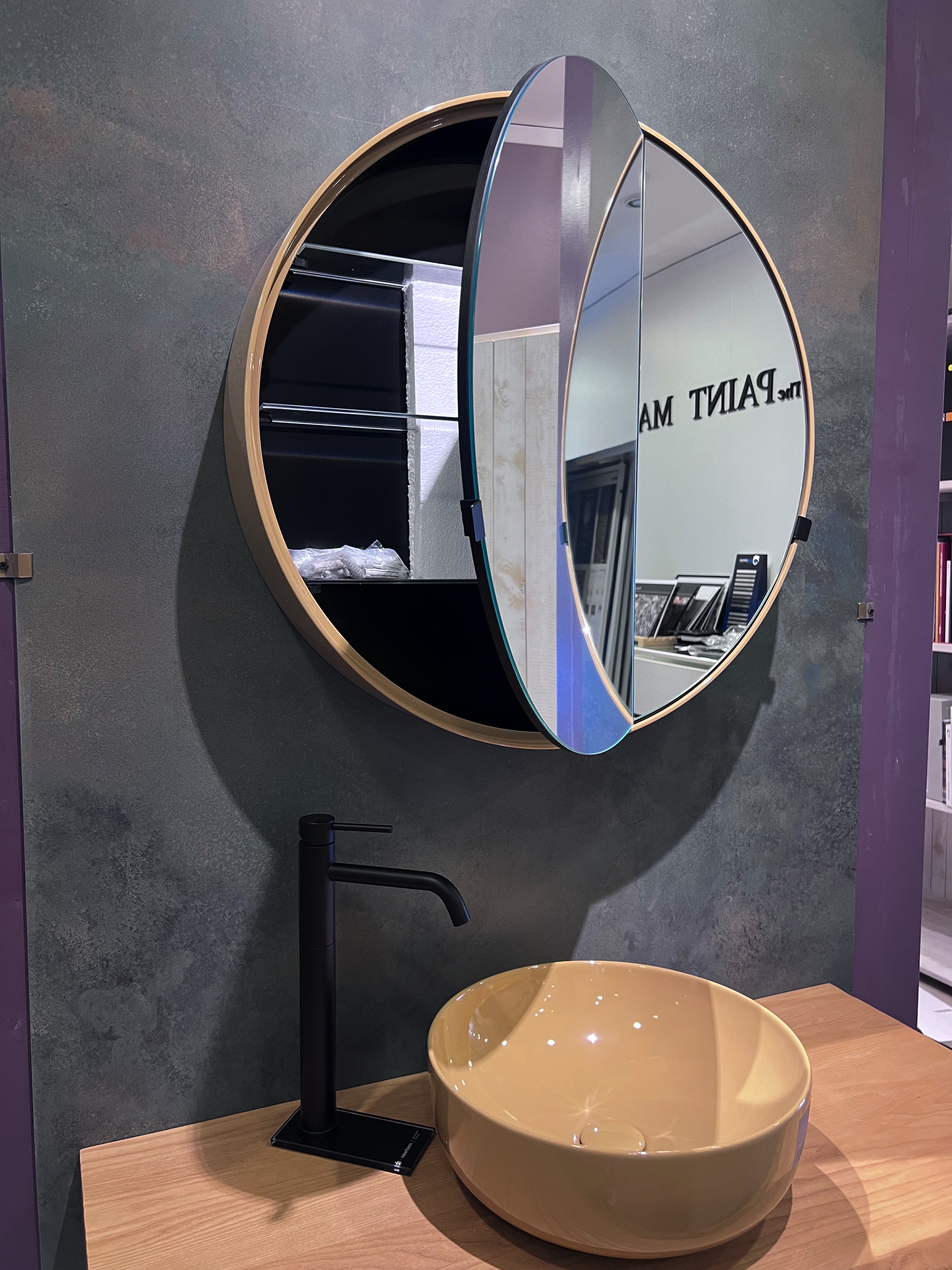 Arredo bagno, mensola legno con catino e specchio giallo