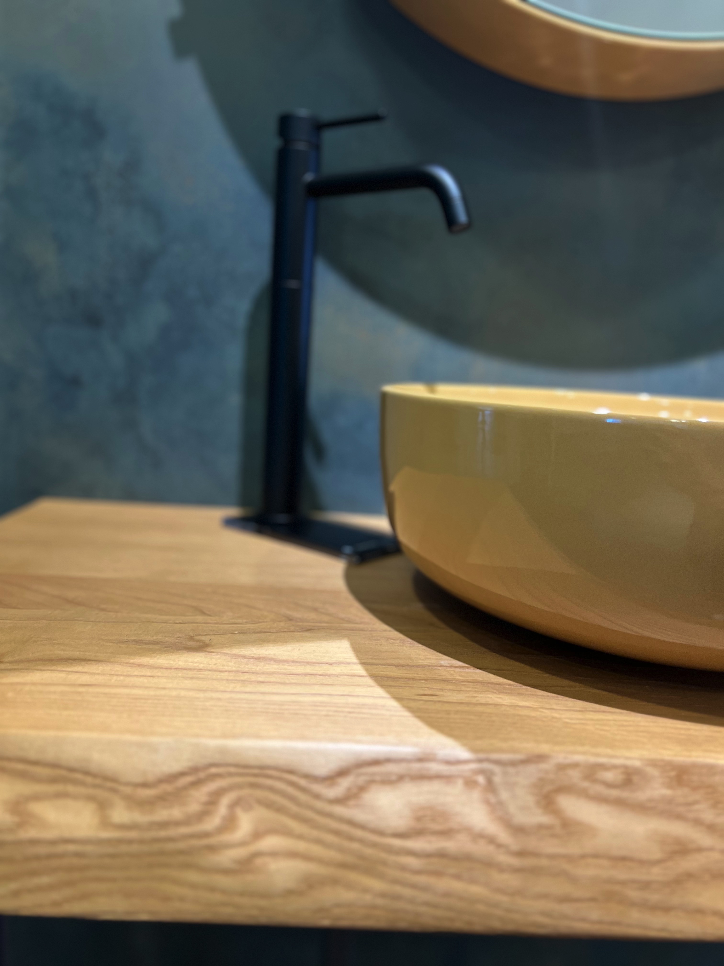 Arredo bagno mensola legno catino specchio giallo prezzi