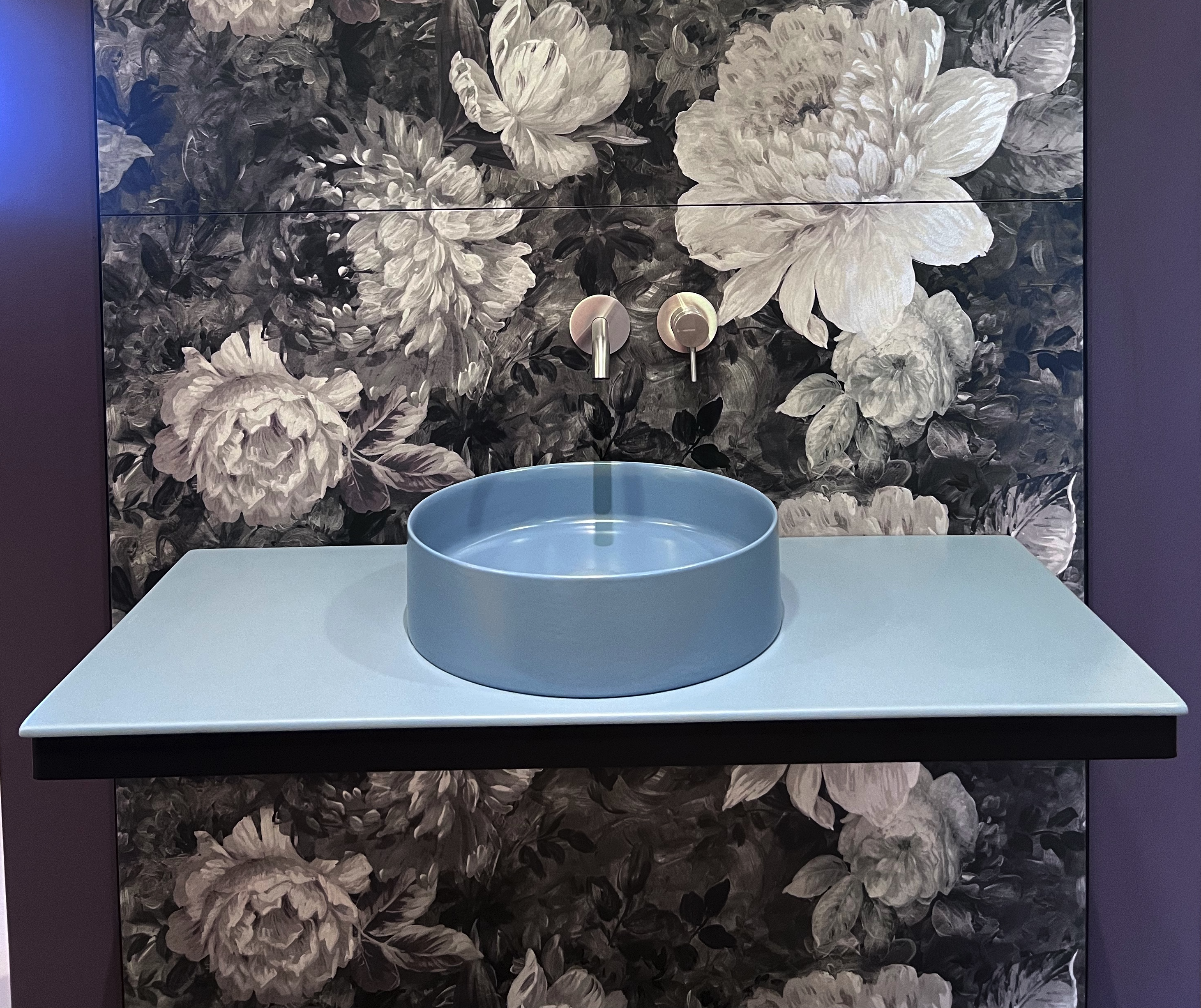 Mensola bagno blu con lavabo d'appoggio, prezzo outlet