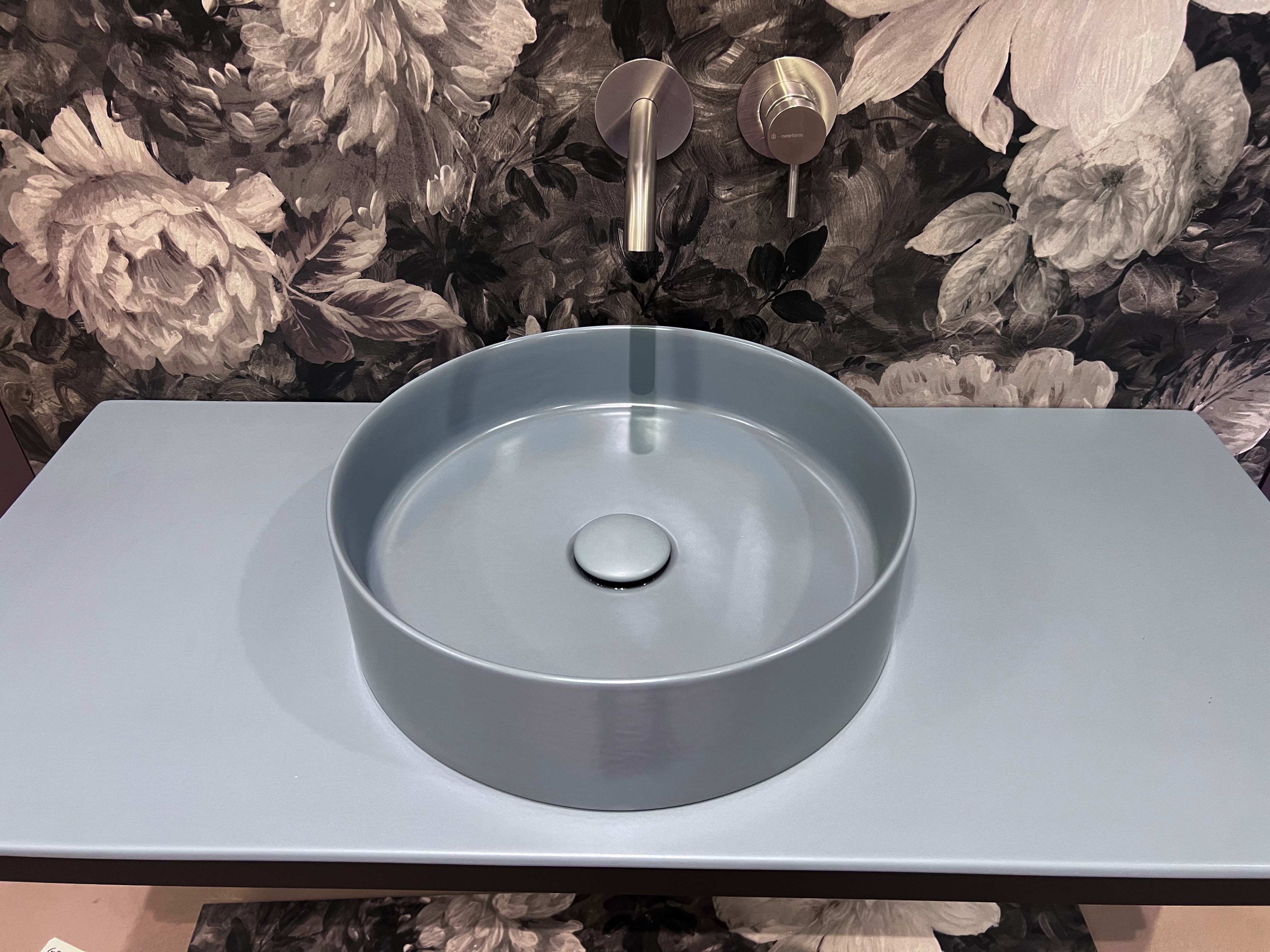 Mensola bagno blu con lavabo d'appoggio, prezzo outlet