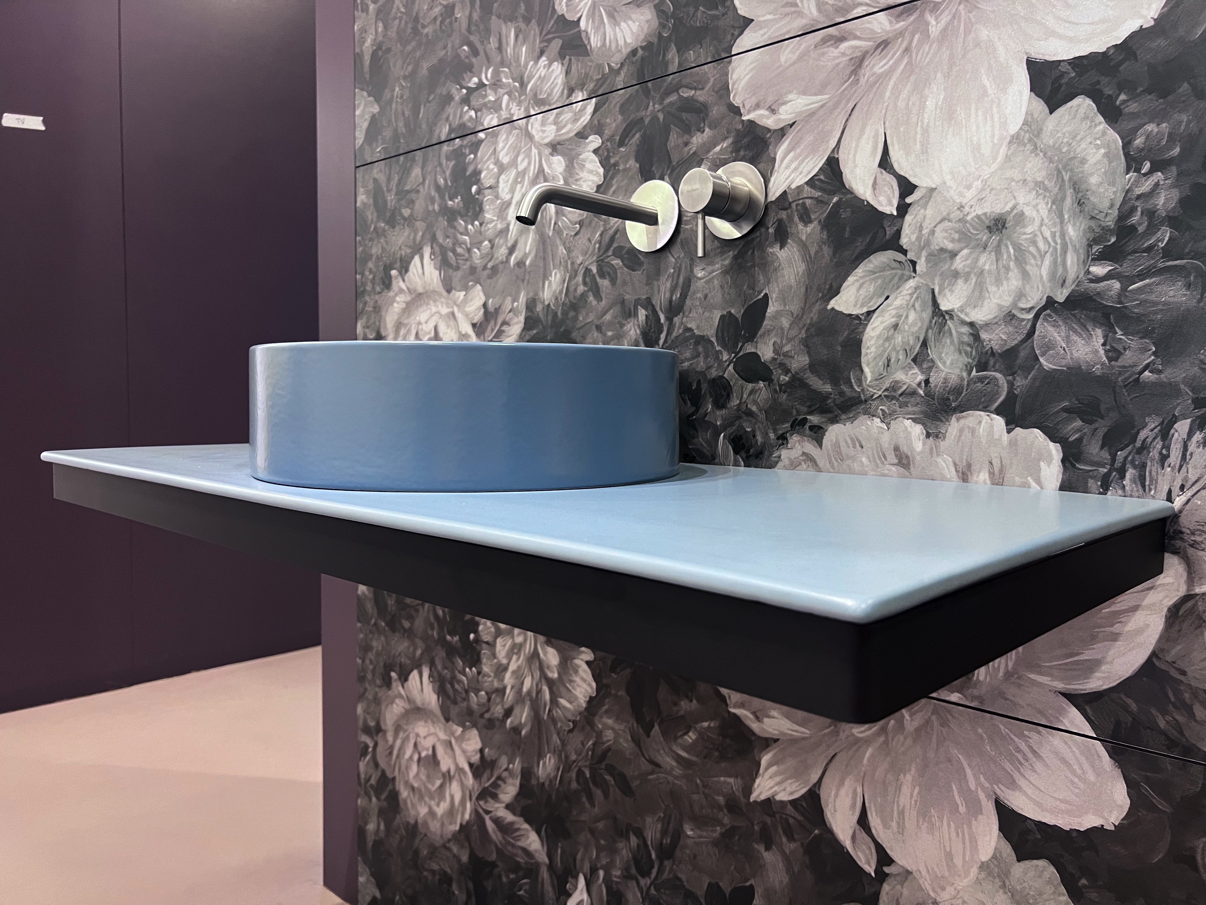 Mensola bagno blu con lavabo d'appoggio, prezzo outlet
