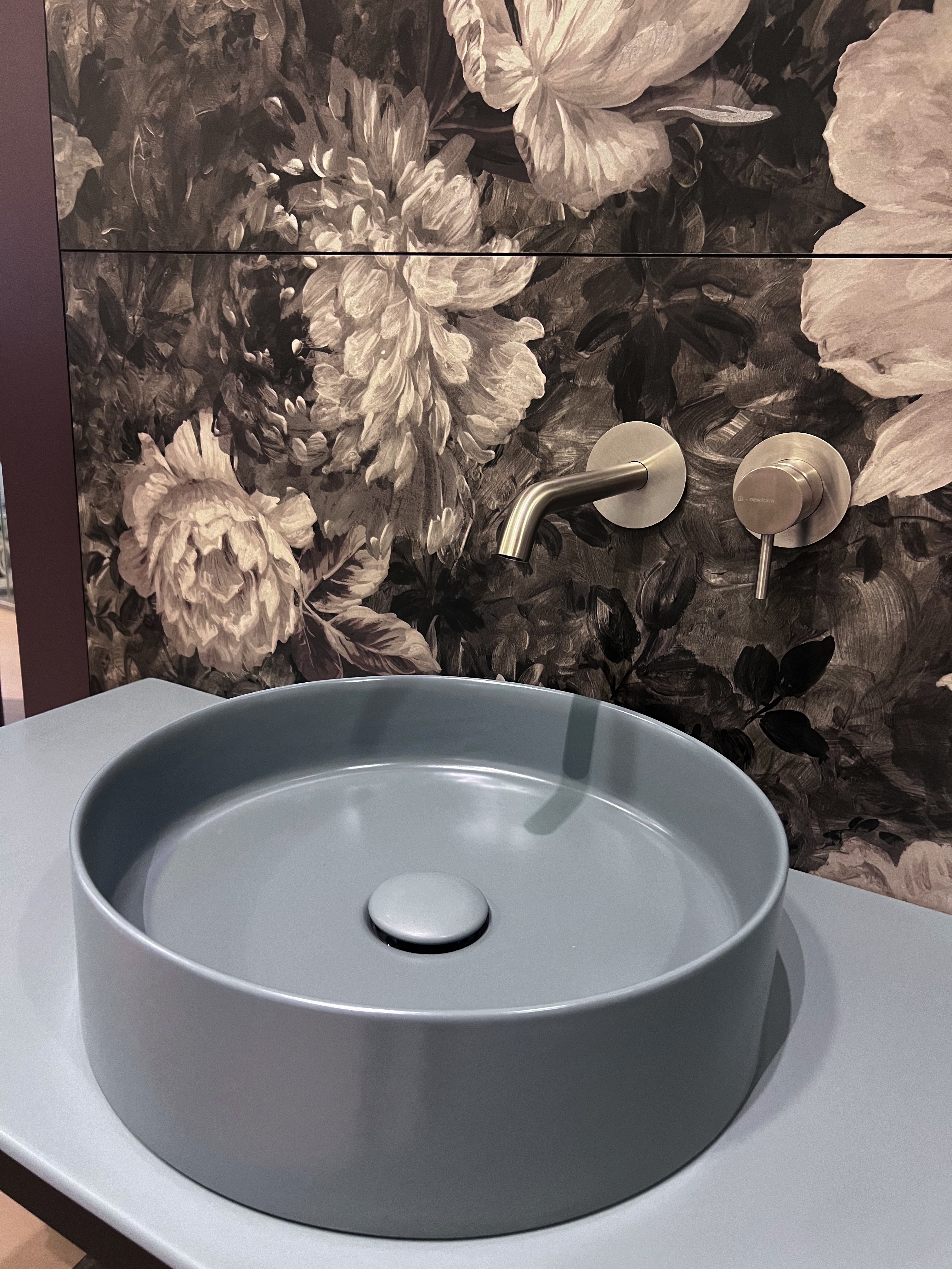 Mensola bagno blu con lavabo d'appoggio, prezzo outlet