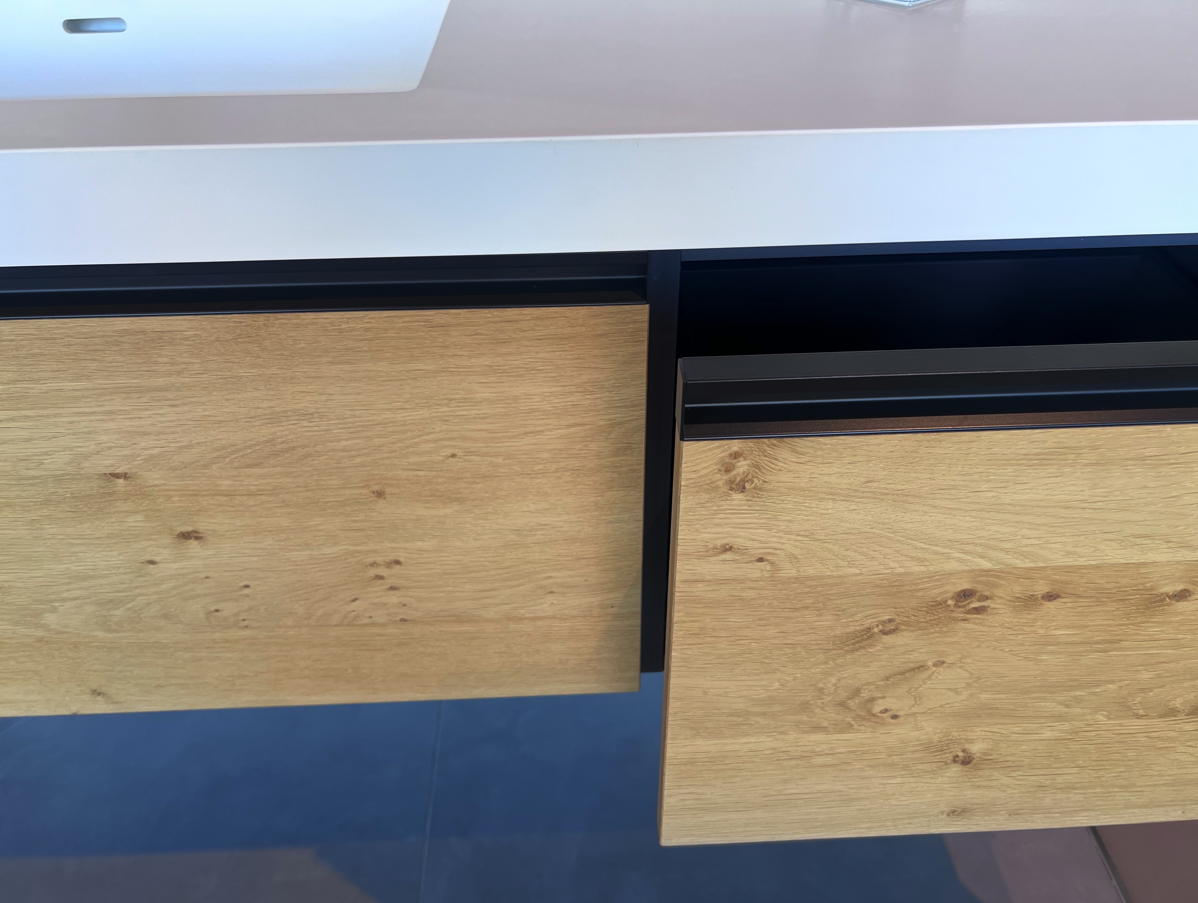 Mobile bagno in legno finiture nere opache e resina