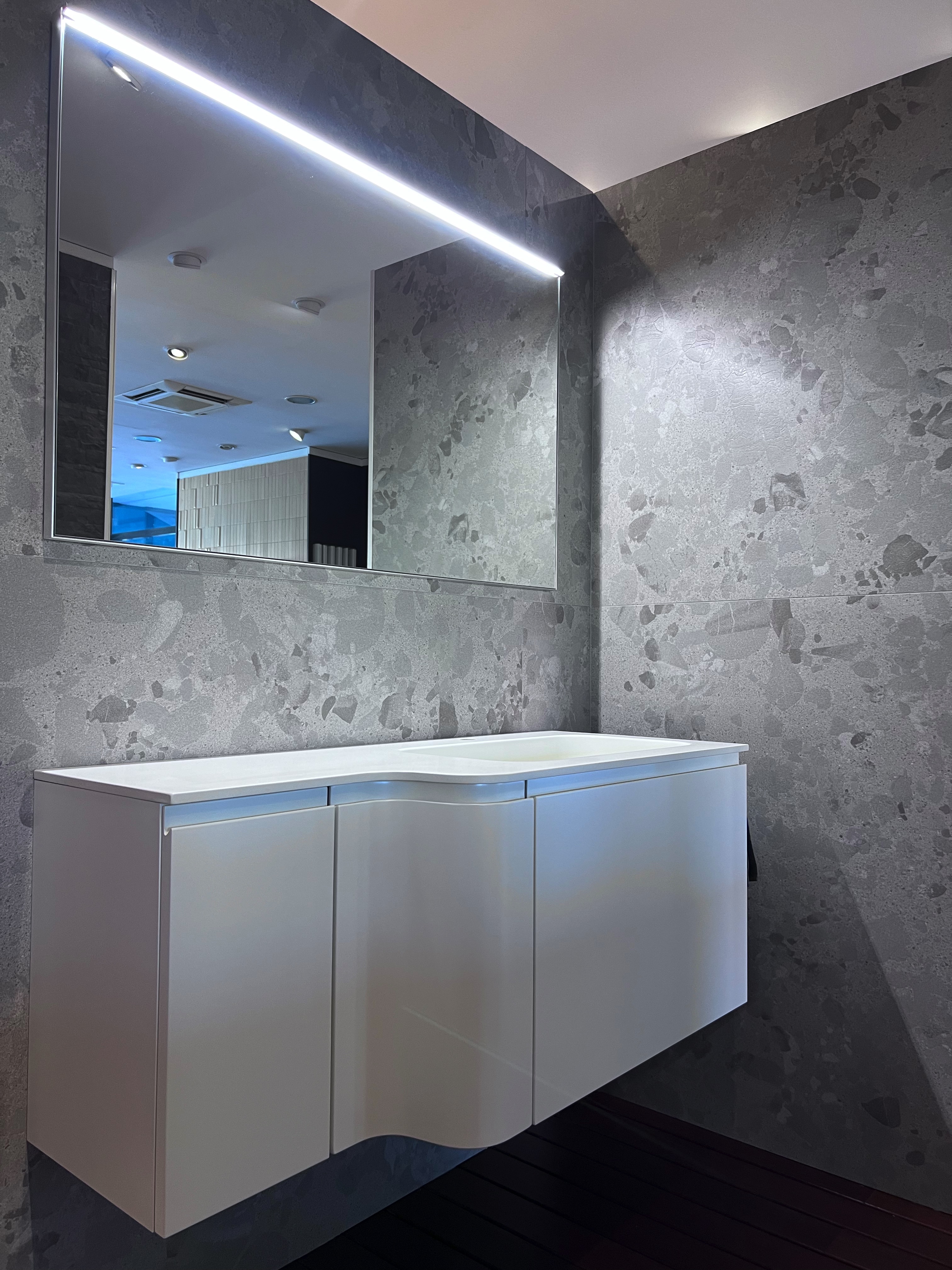 mobile bagno sospeso bianco sagomato prezzi