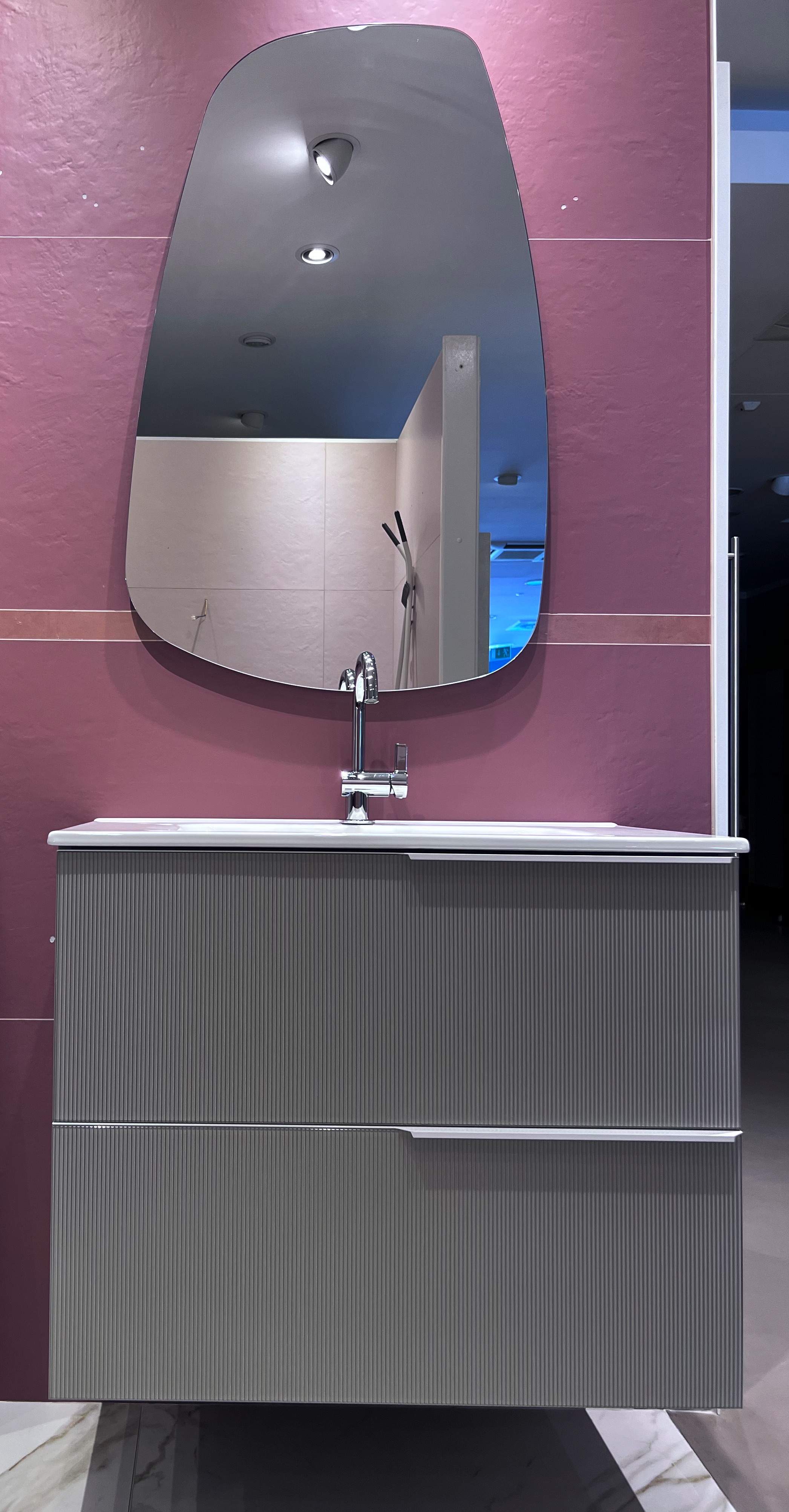 mobile bagno con specchio geometrico