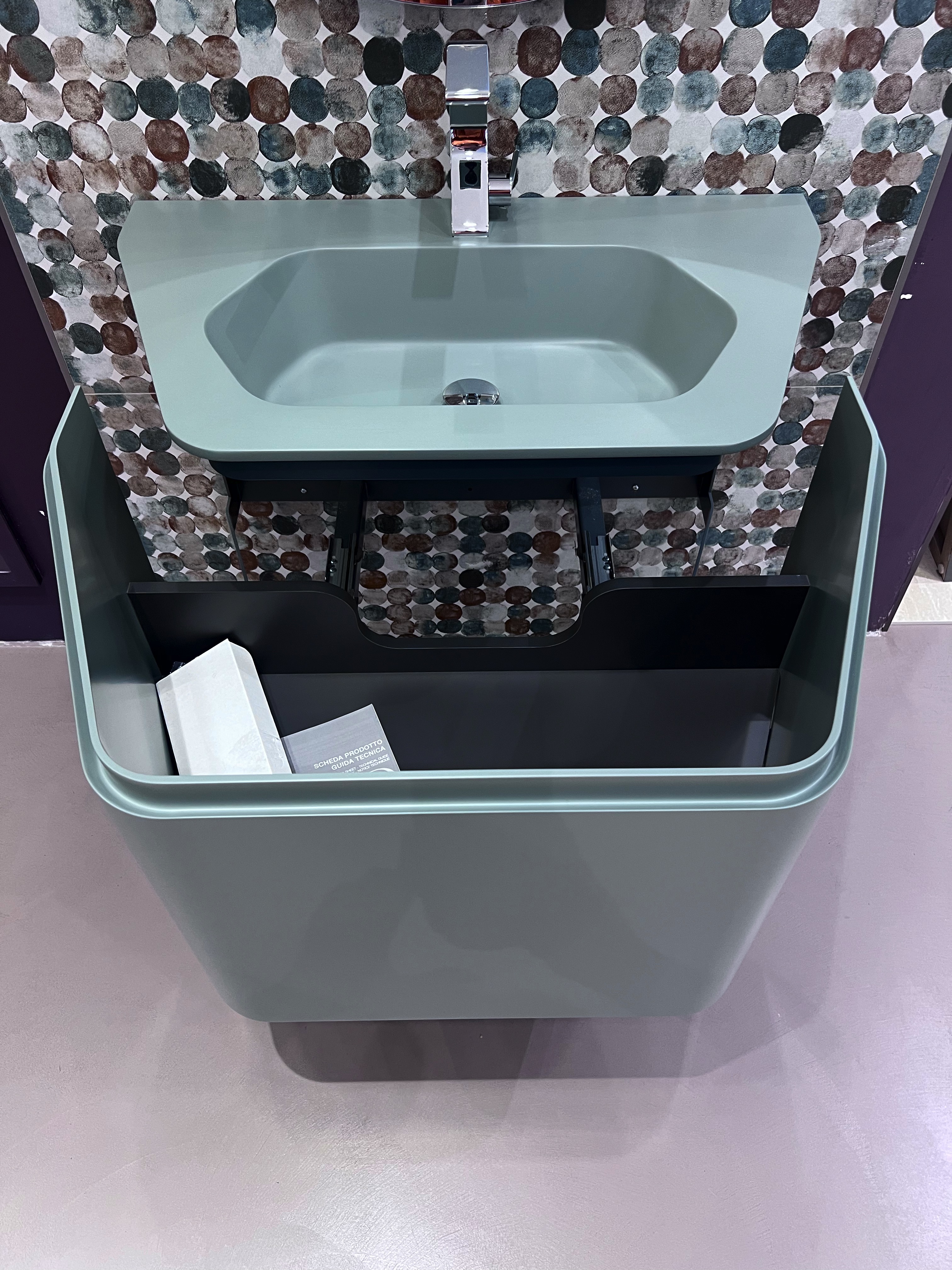 Mobile bagno verde sospeso sagomato, outlet