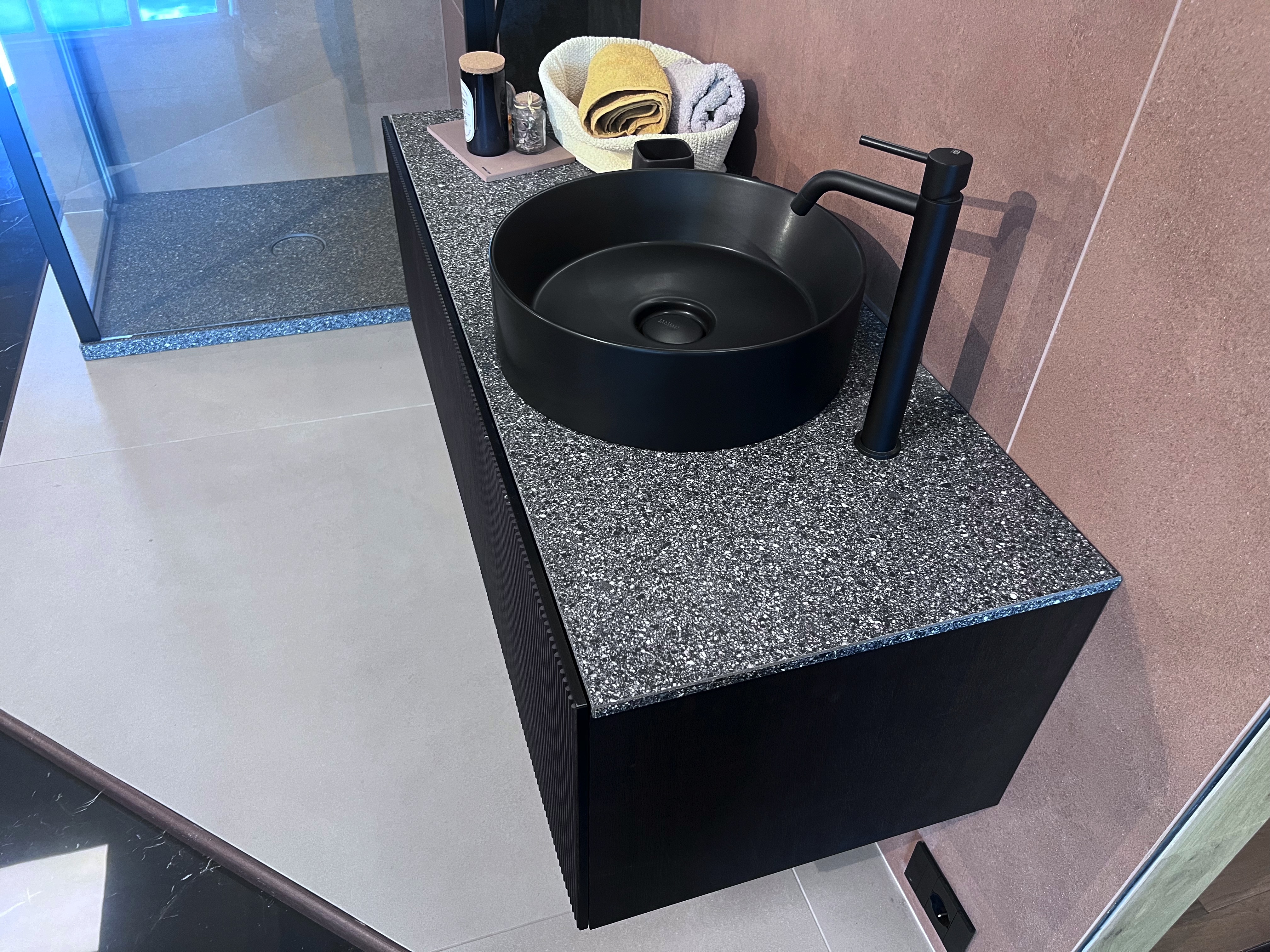 Mobile bagno piano in gres, prezzo outlet