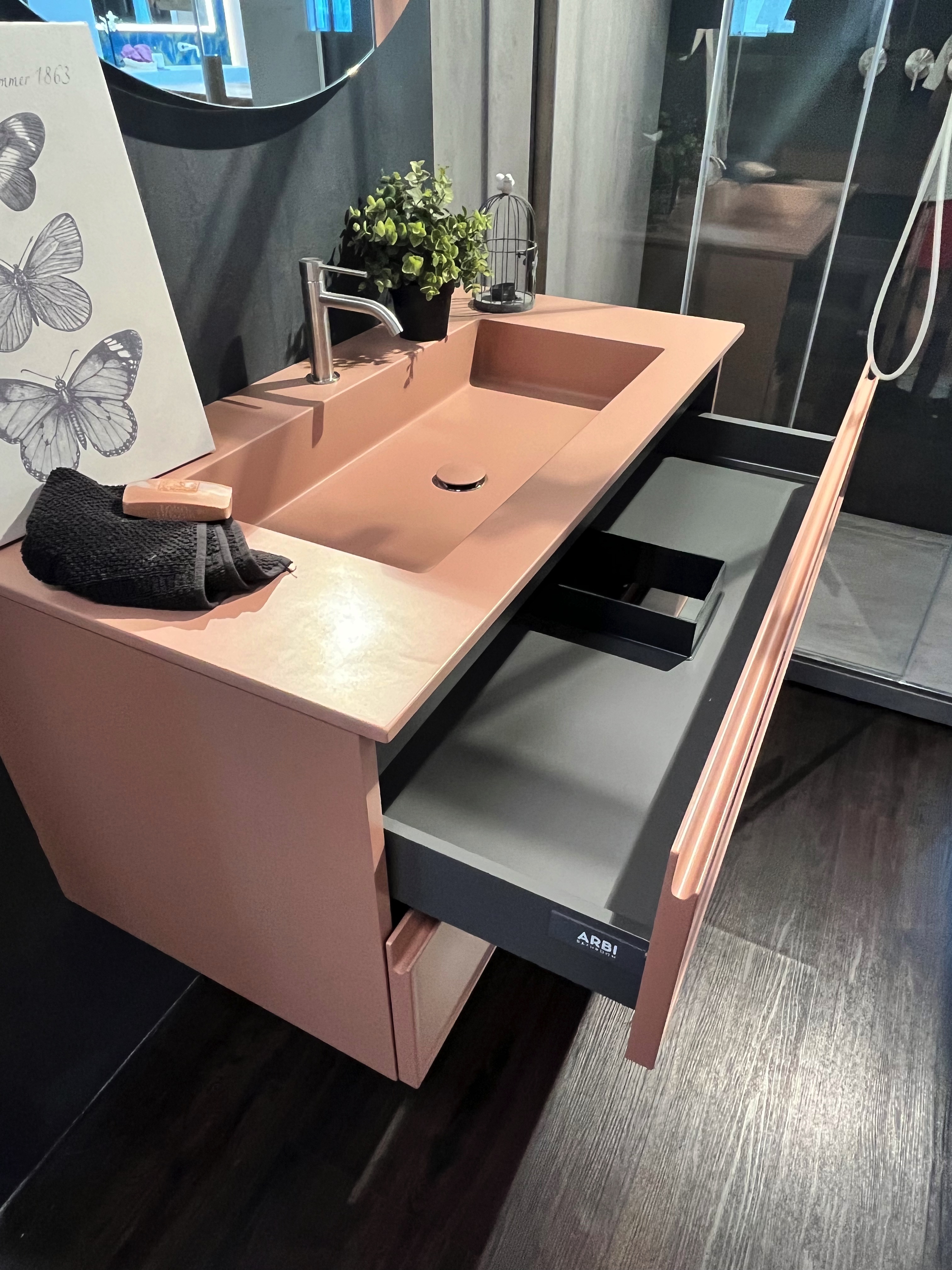 Mobile bagno rosa con specchio abbinato, prezzo outlet