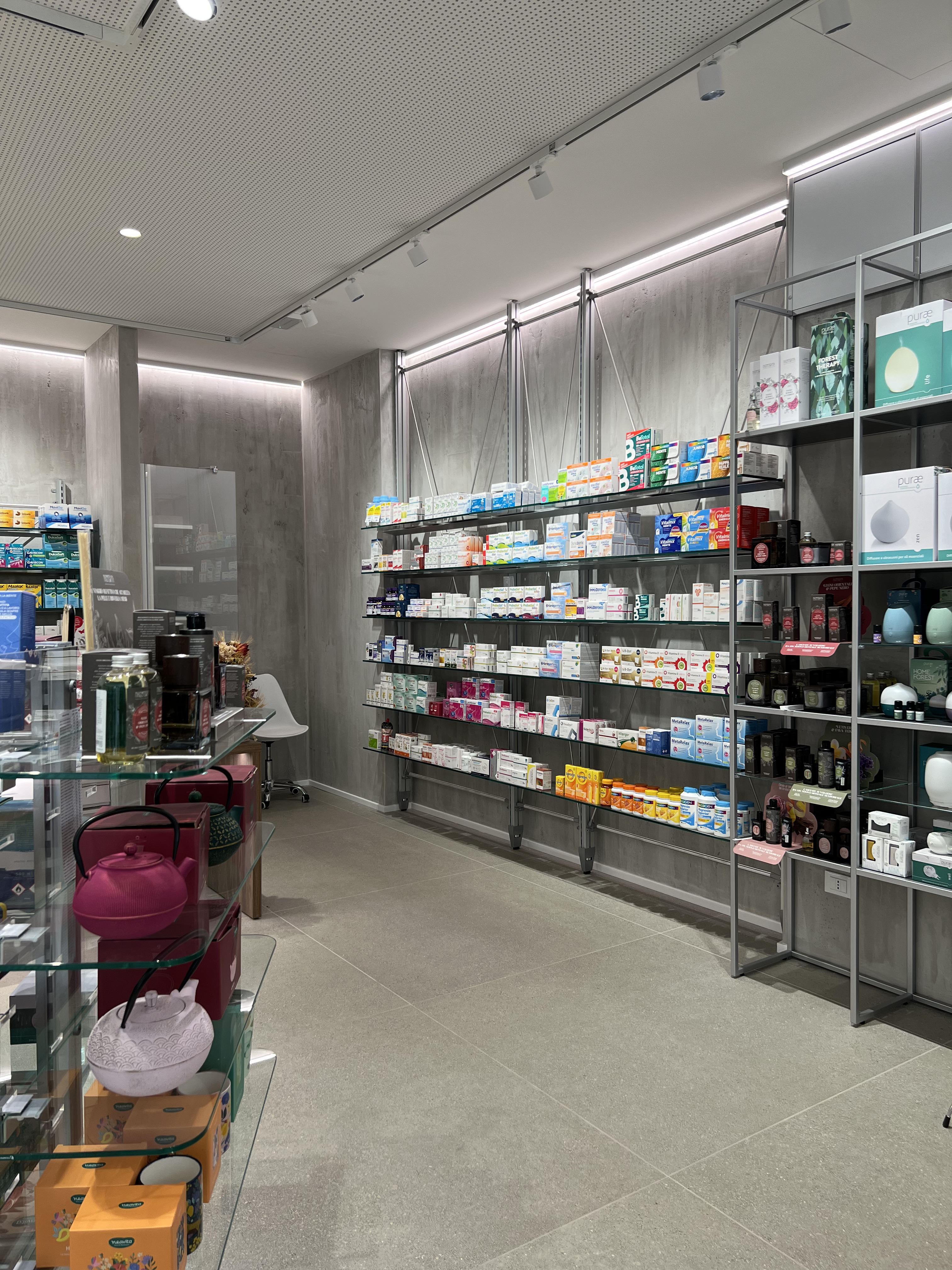 Pavimento in piastrelle di gres per negozio farmacia