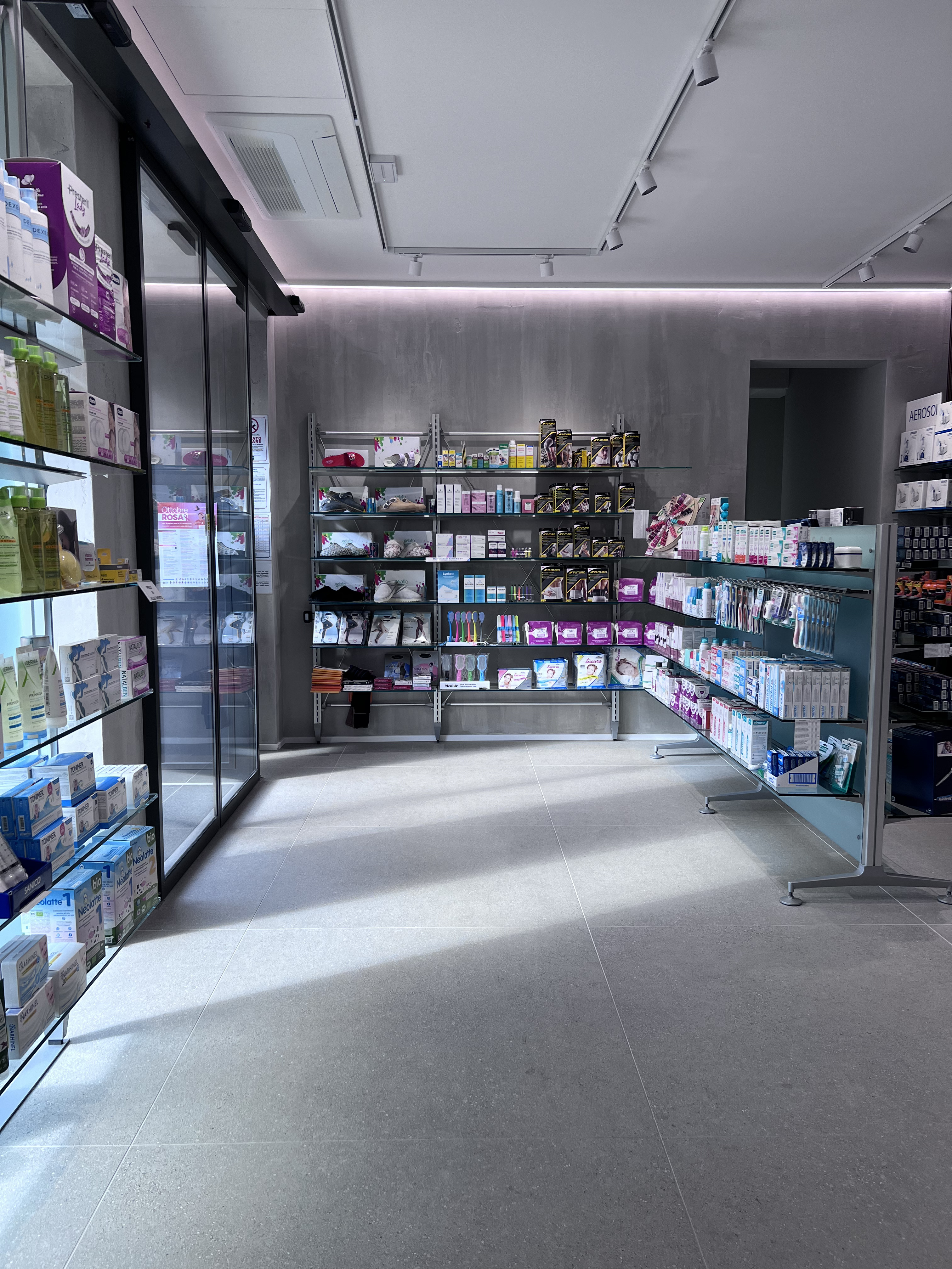 Pavimento in piastrelle di gres per negozio farmacia