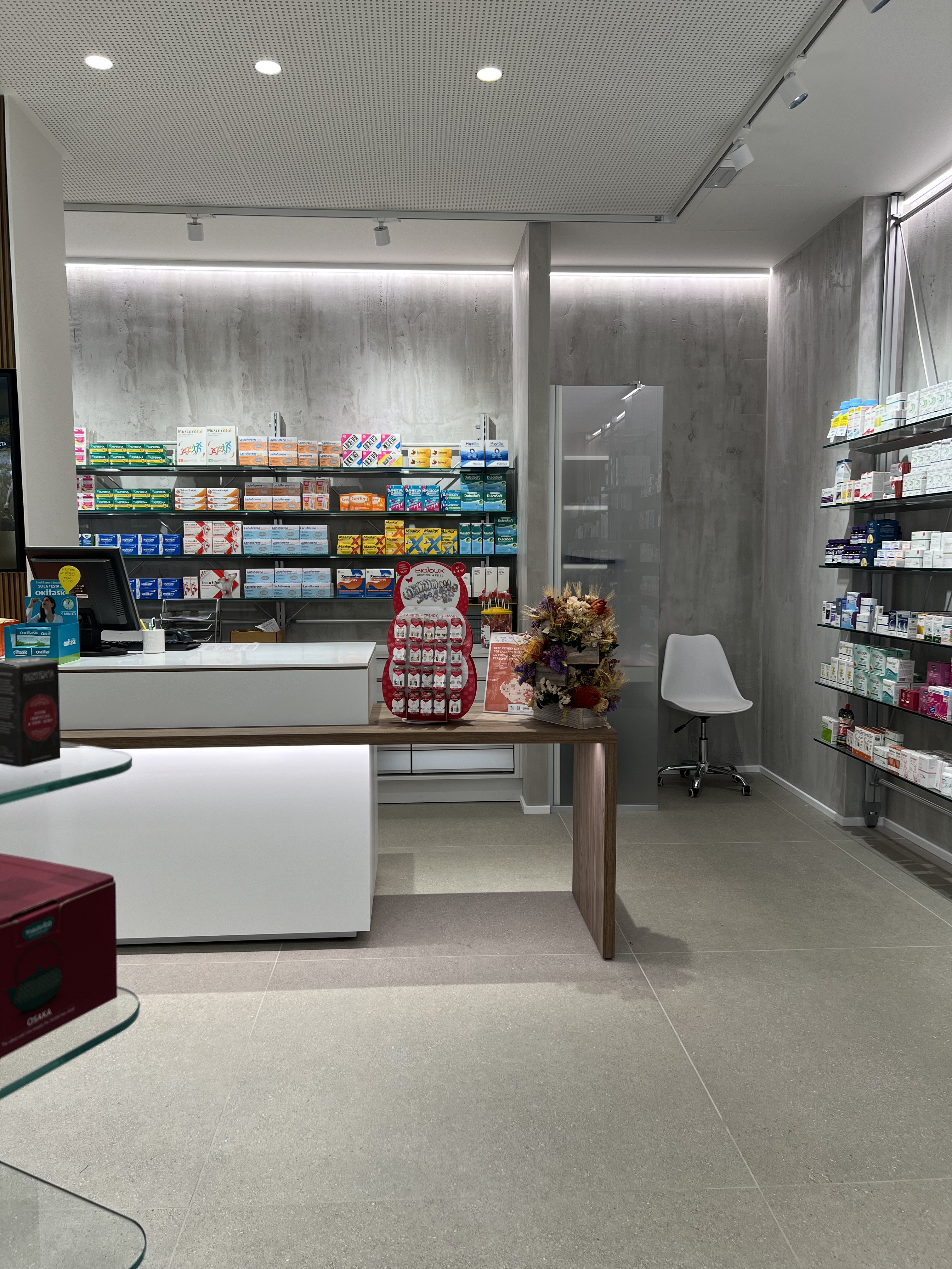 Pavimento in piastrelle di gres per negozio farmacia