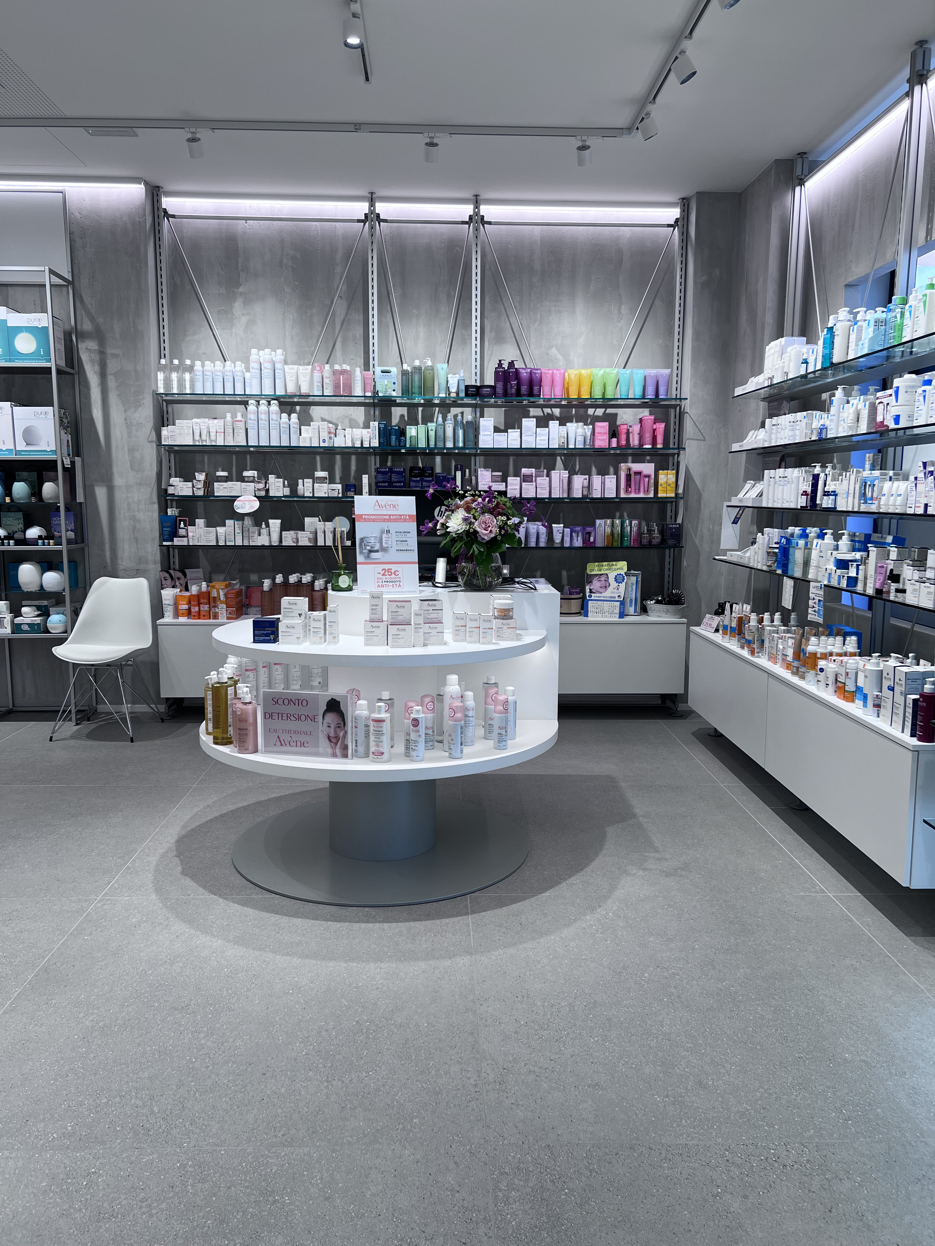 Pavimento in piastrelle di gres per negozio farmacia