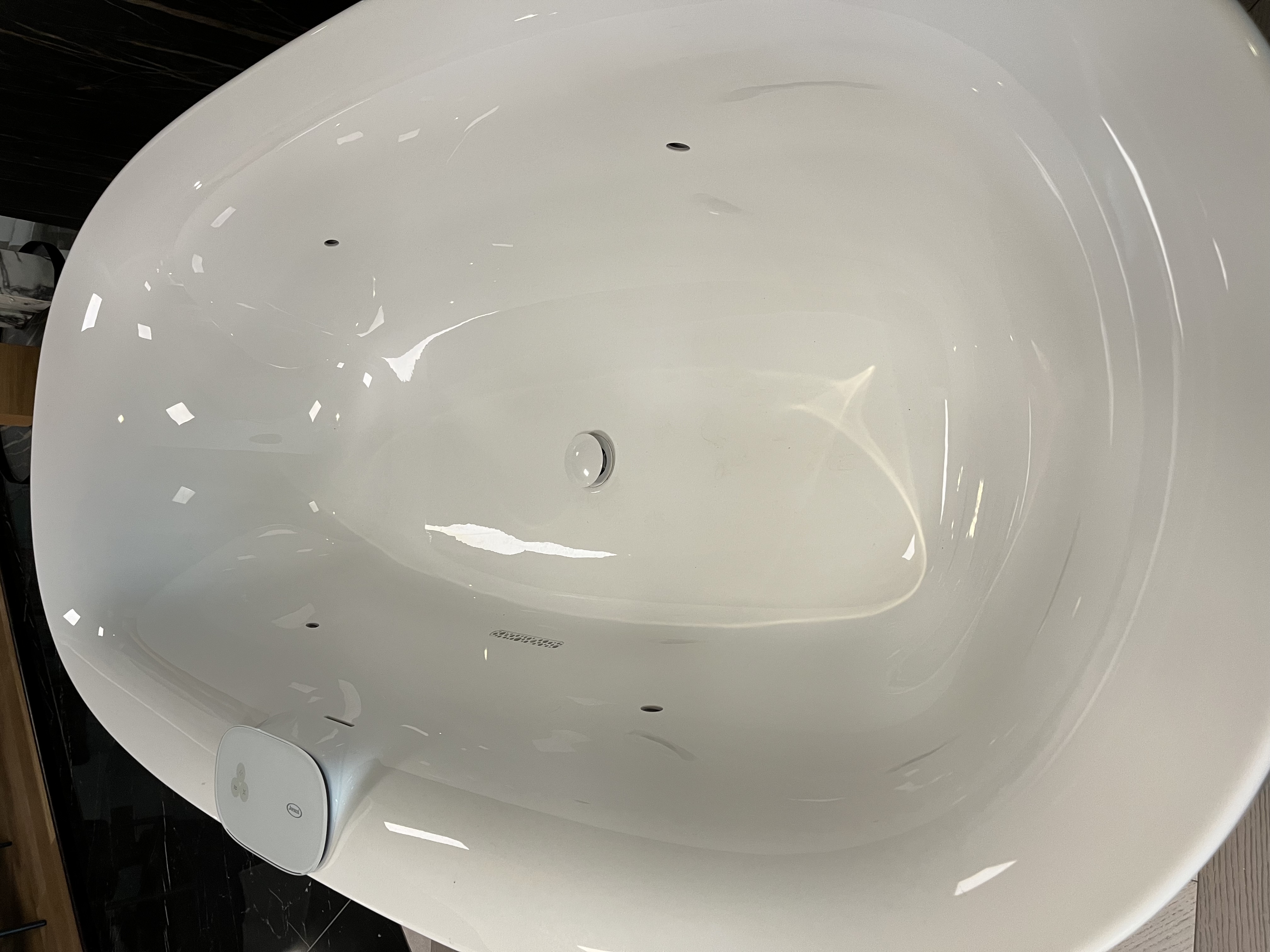 Vasca da bagno in ceramica bianca Jacuzzi idro, prezzo outlet
