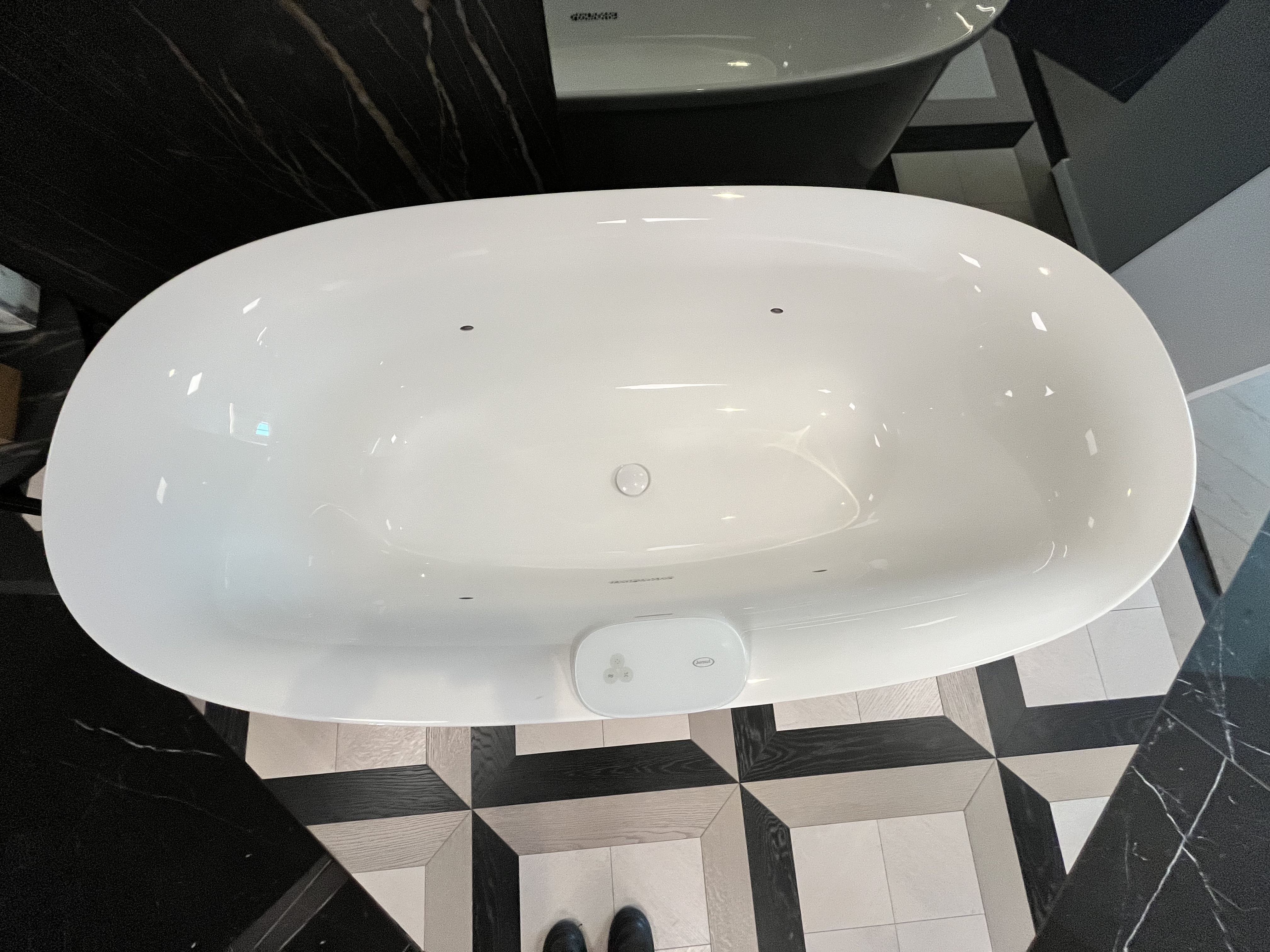 Vasca da bagno in ceramica bianca Jacuzzi idro, prezzo outlet