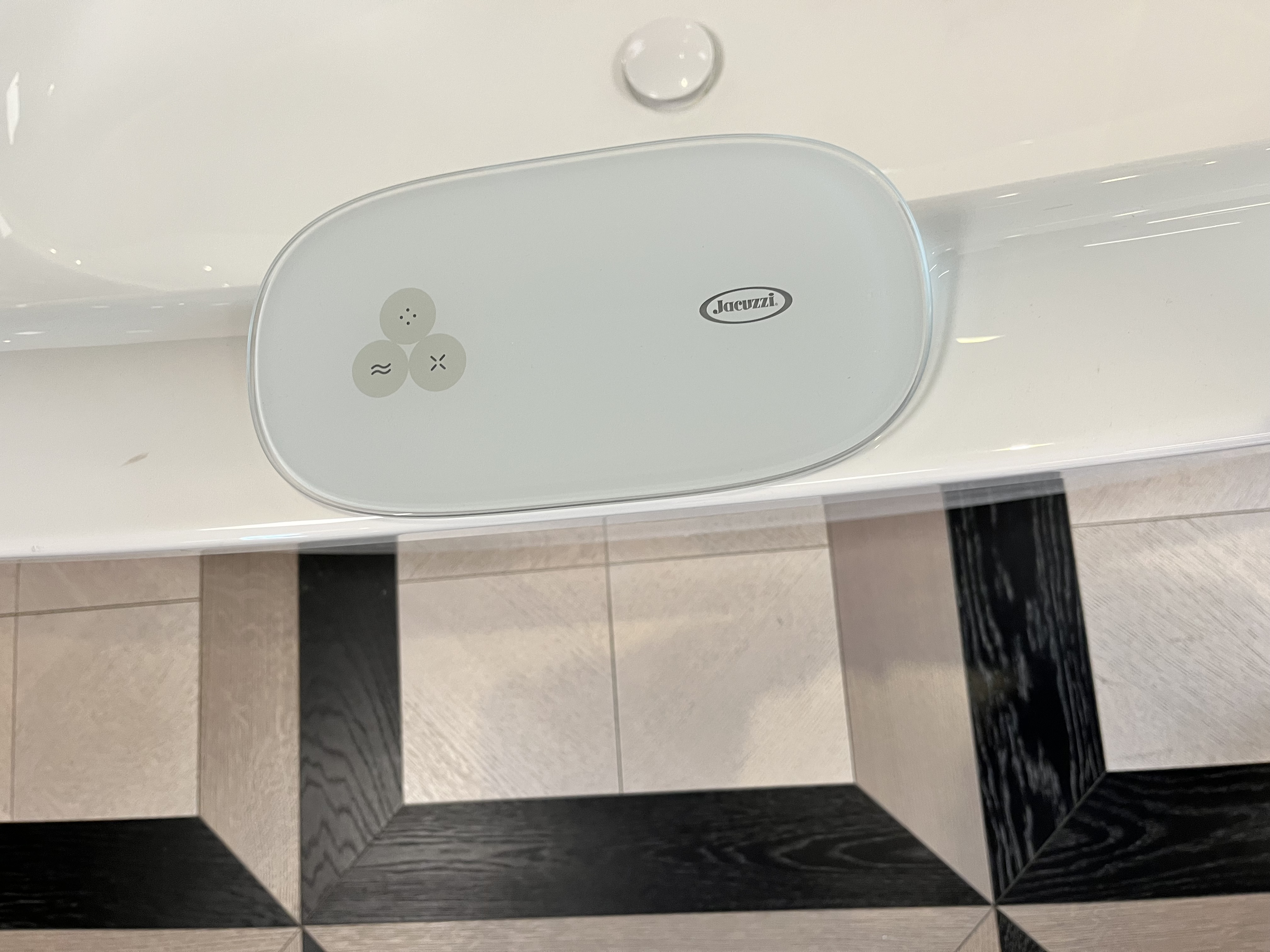 Vasca da bagno in ceramica bianca Jacuzzi idro, prezzo outlet