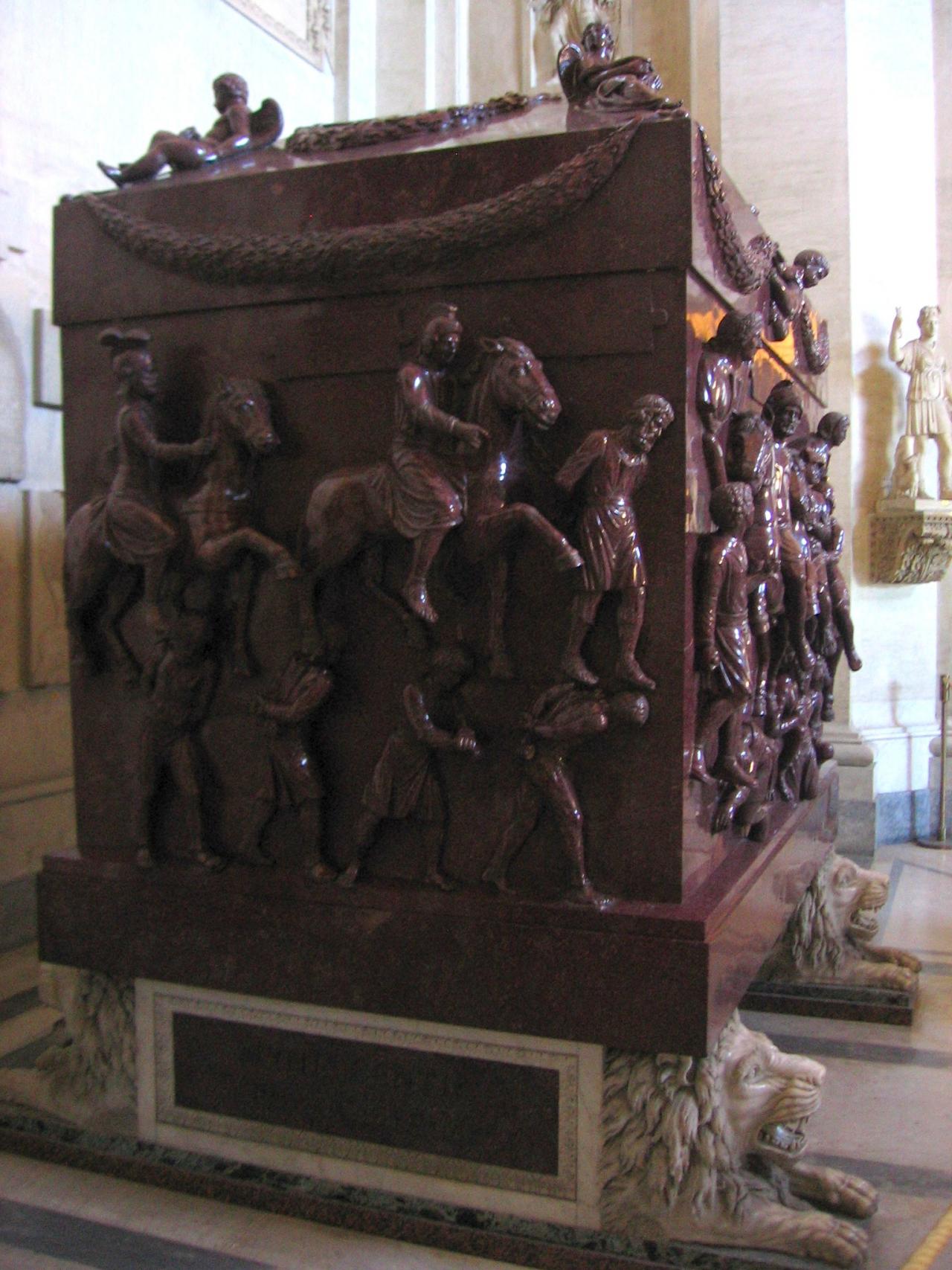Sarcofago di Elena in porfido rosso