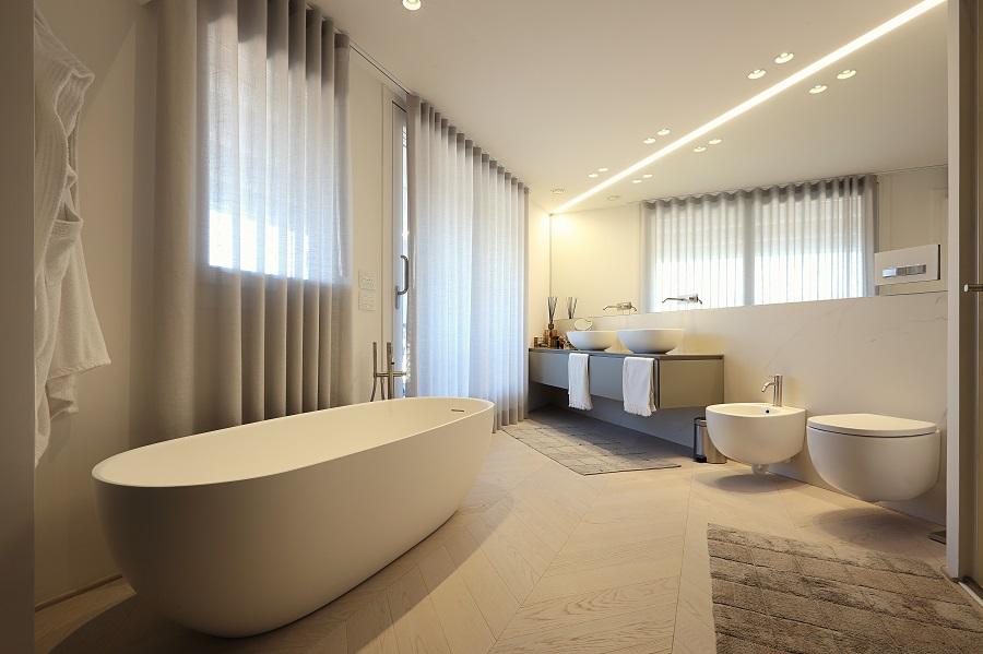 vasca stand alone in un grande bagno