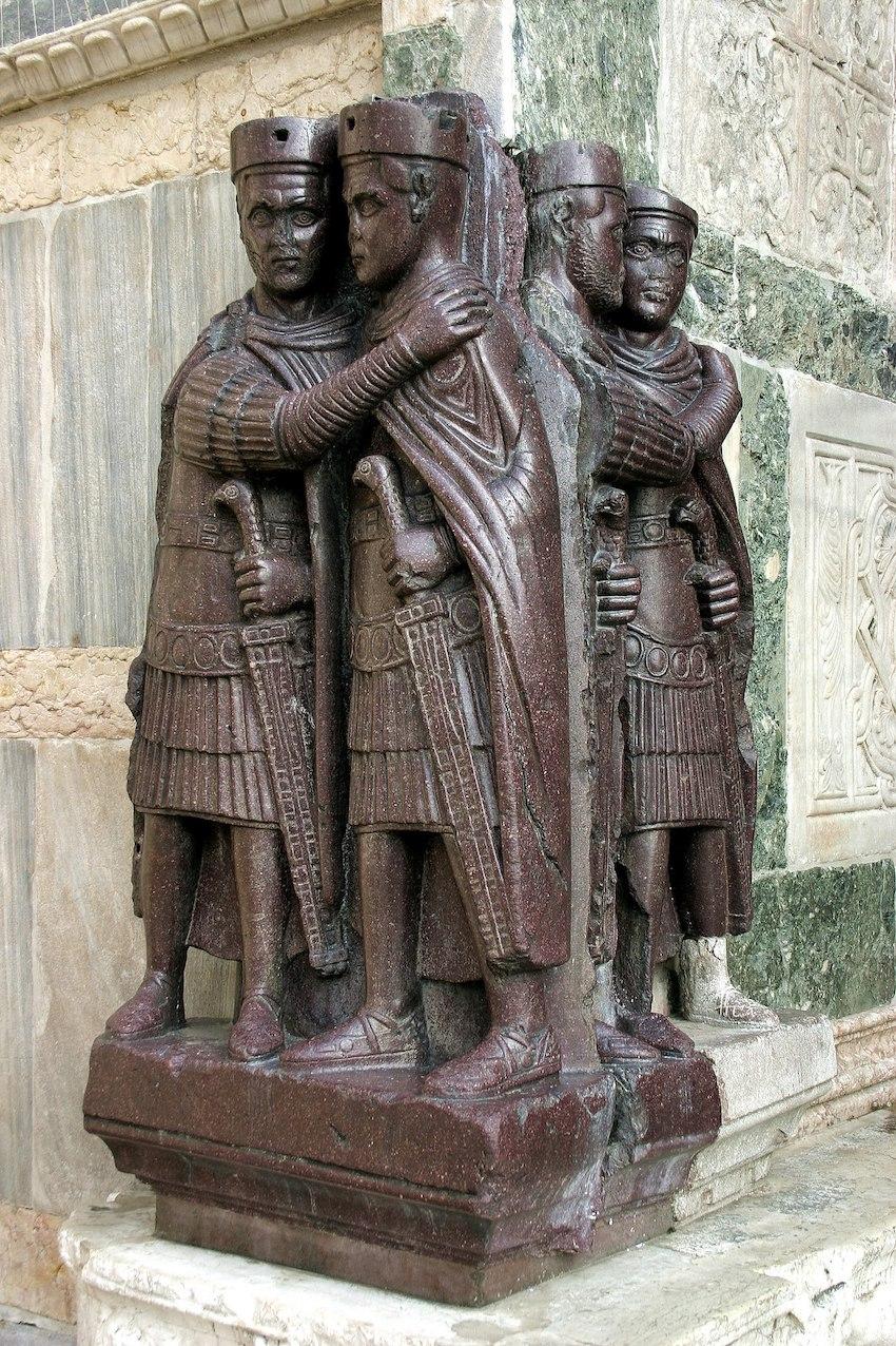 Monumento in porfido che ritrae i tetrarchi